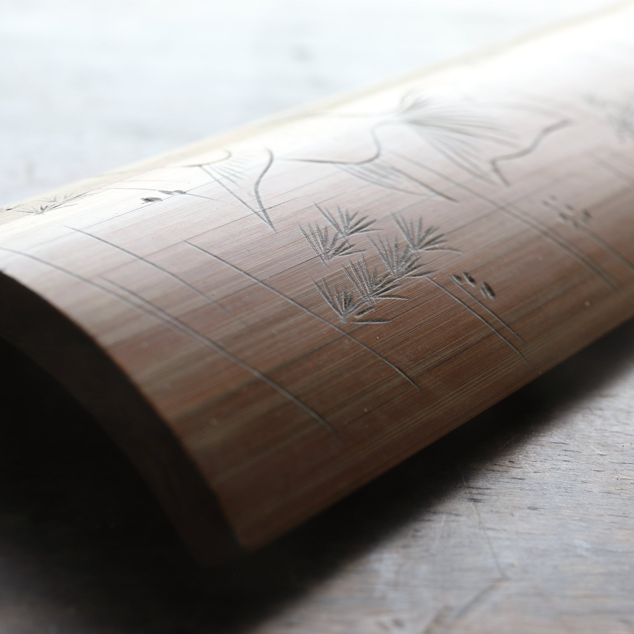 CUCHARA PARA TÉ DE BAMBÚ, Tallada con diseño de peces dorados, Período Edo–Meiji(1603–1912 d. C.)