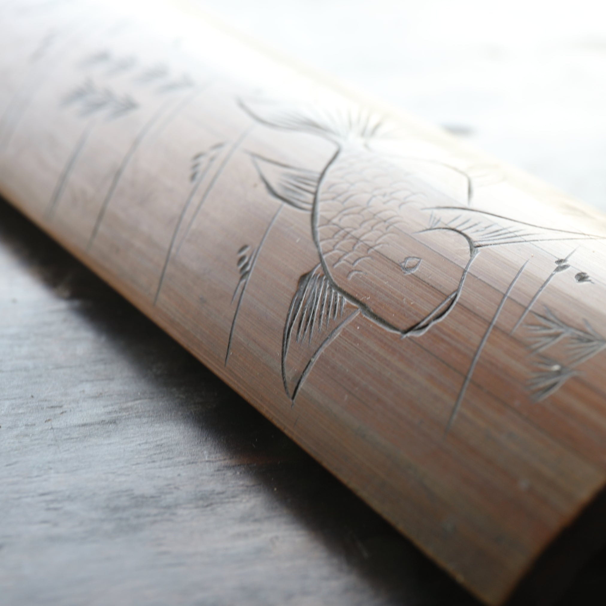 CUCHARA PARA TÉ DE BAMBÚ, Tallada con diseño de peces dorados, Período Edo–Meiji(1603–1912 d. C.)