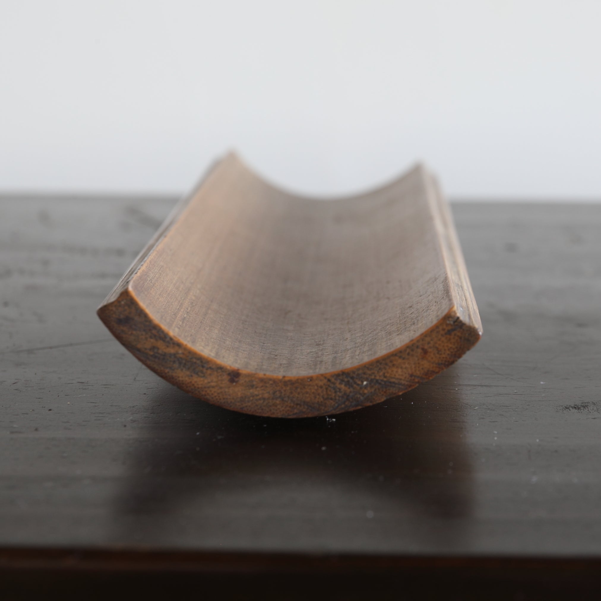 CUCHARA PARA TÉ DE BAMBÚ, Tallada con diseño de peces dorados, Período Edo–Meiji(1603–1912 d. C.)