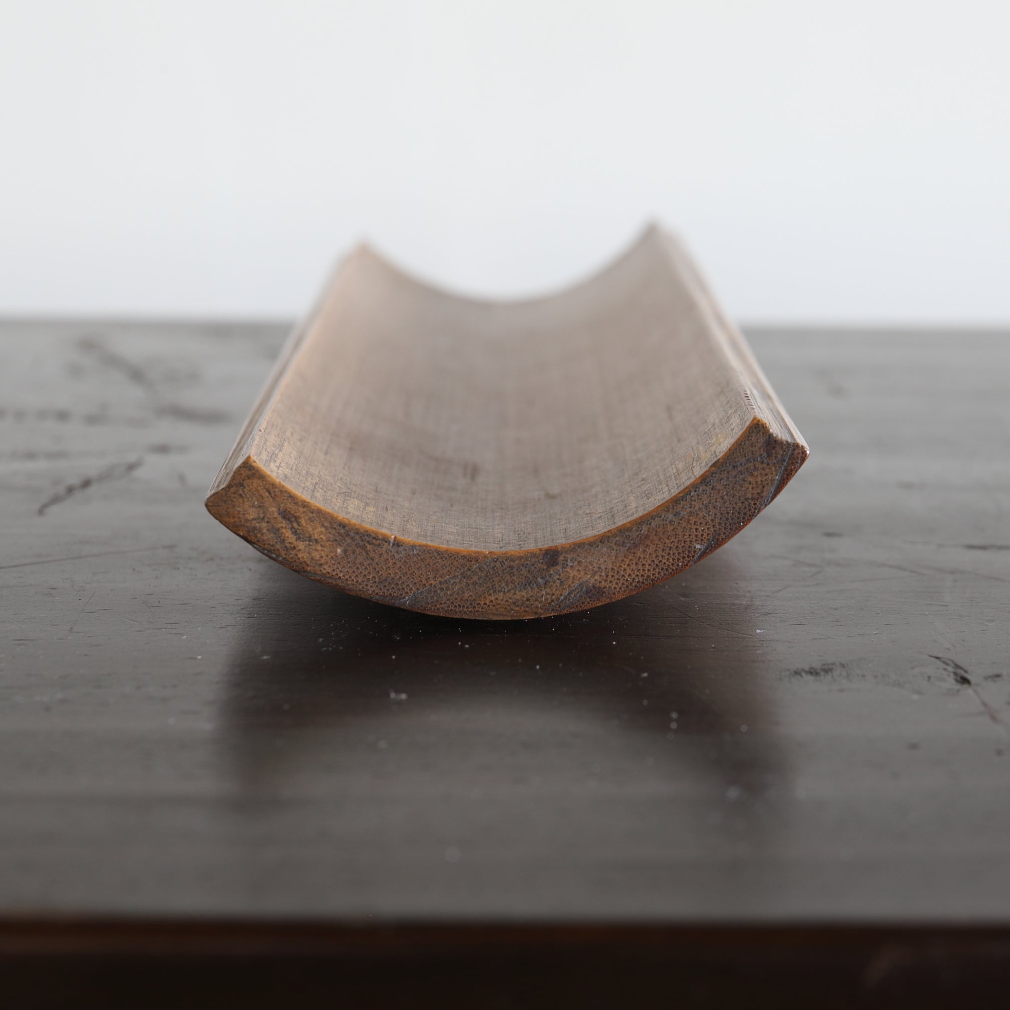 CUCHARA PARA TÉ DE BAMBÚ, Tallada con diseño de peces dorados, Período Edo–Meiji(1603–1912 d. C.)