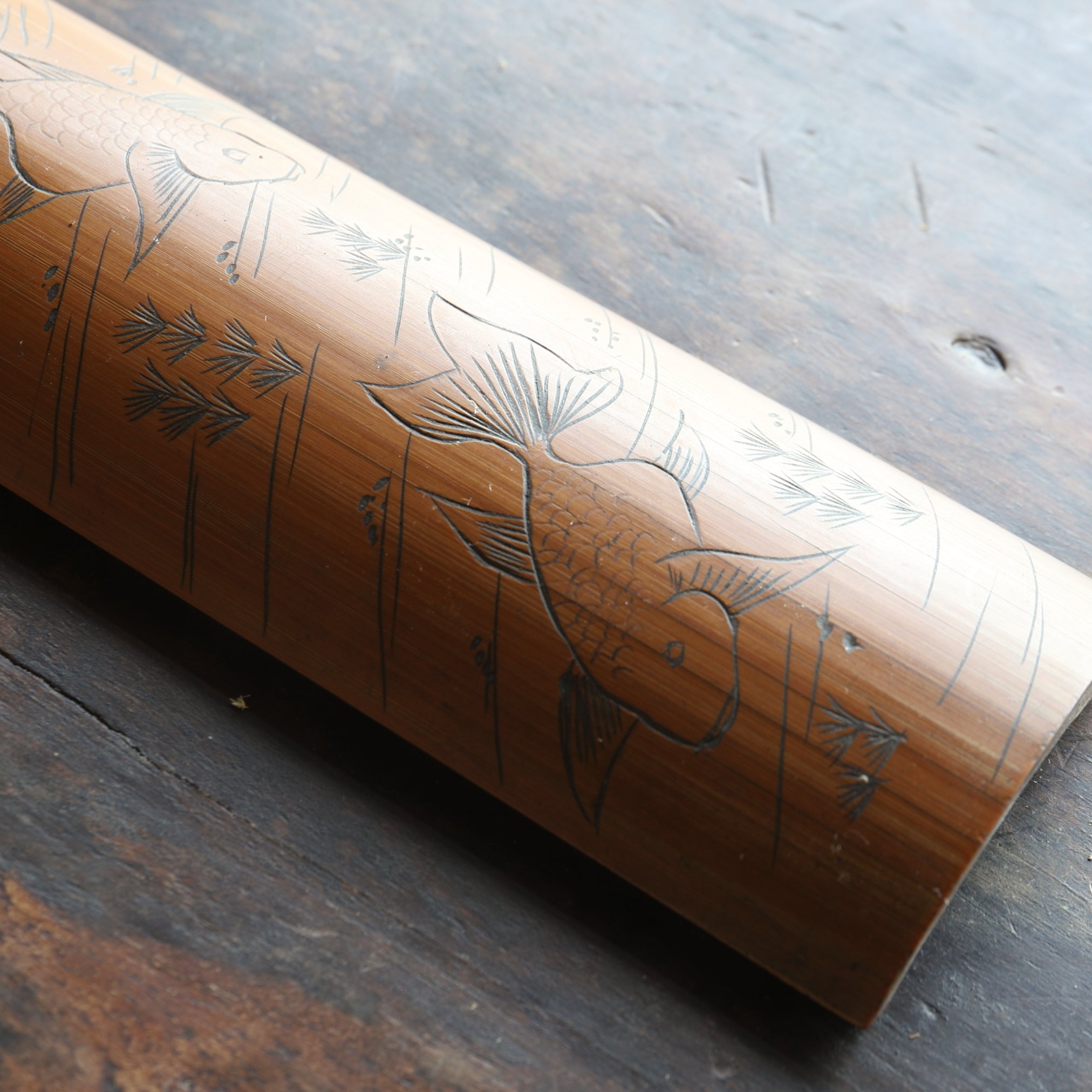 CUCHARA PARA TÉ DE BAMBÚ, Tallada con diseño de peces dorados, Período Edo–Meiji(1603–1912 d. C.)