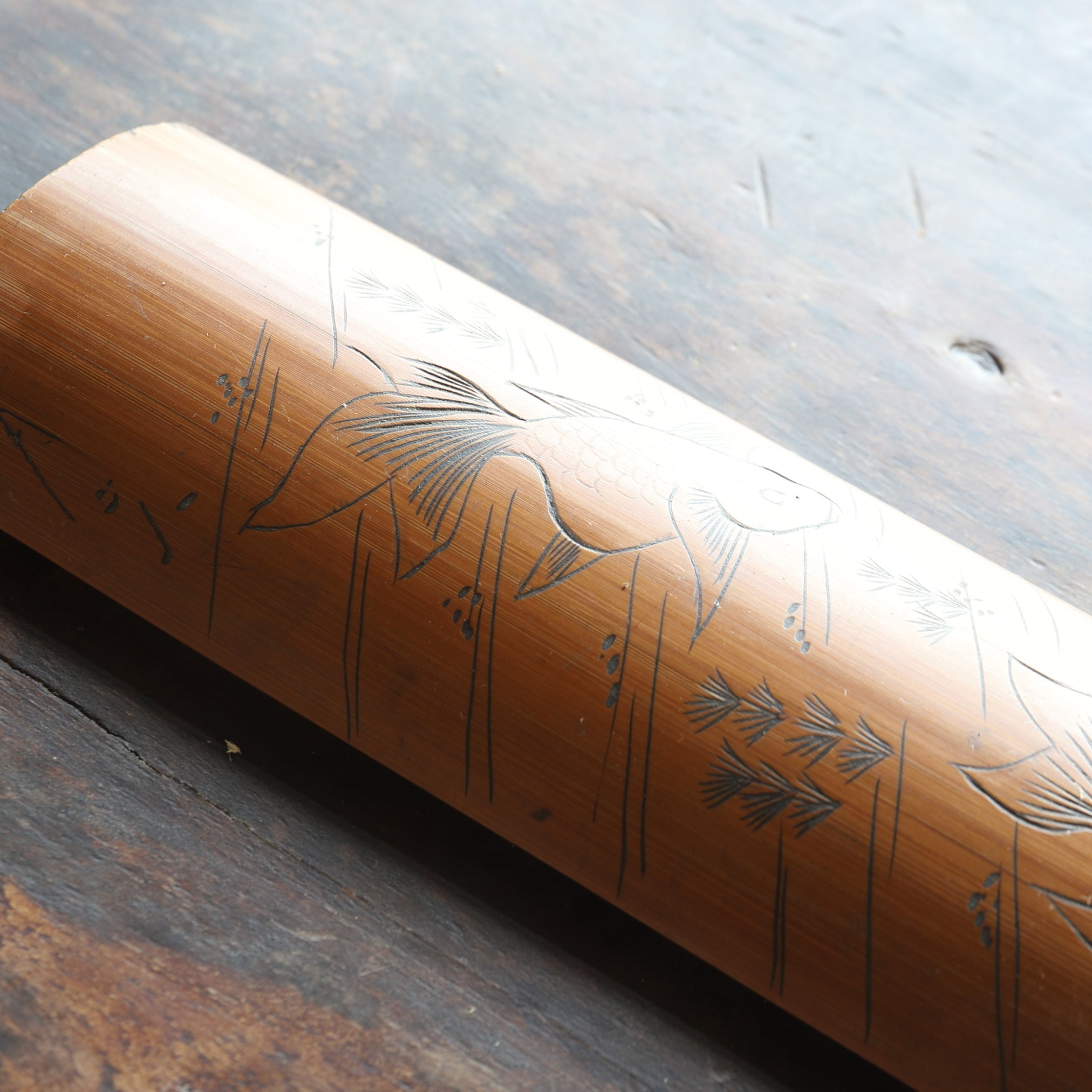 CUCHARA PARA TÉ DE BAMBÚ, Tallada con diseño de peces dorados, Período Edo–Meiji(1603–1912 d. C.)