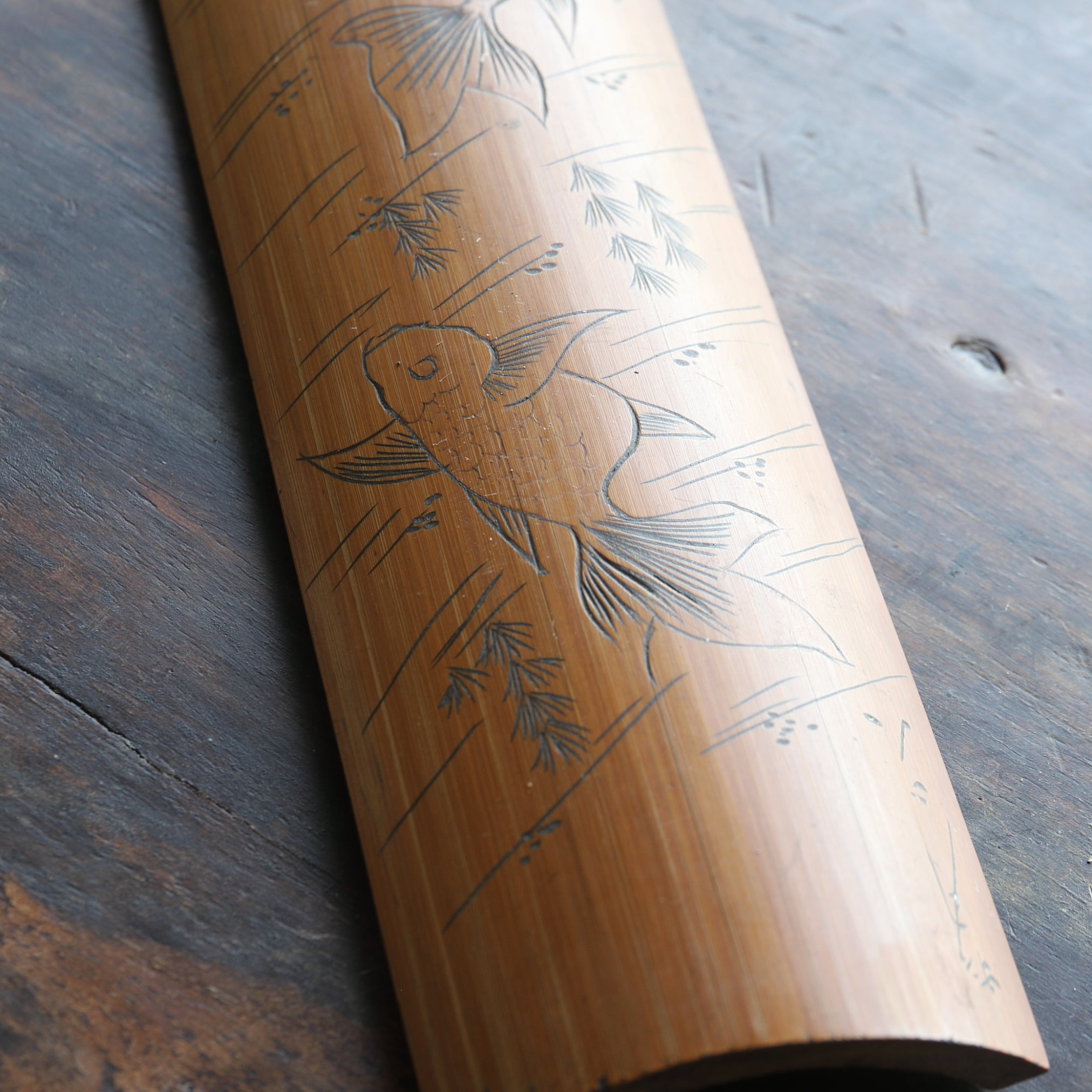 CUCHARA PARA TÉ DE BAMBÚ, Tallada con diseño de peces dorados, Período Edo–Meiji(1603–1912 d. C.)