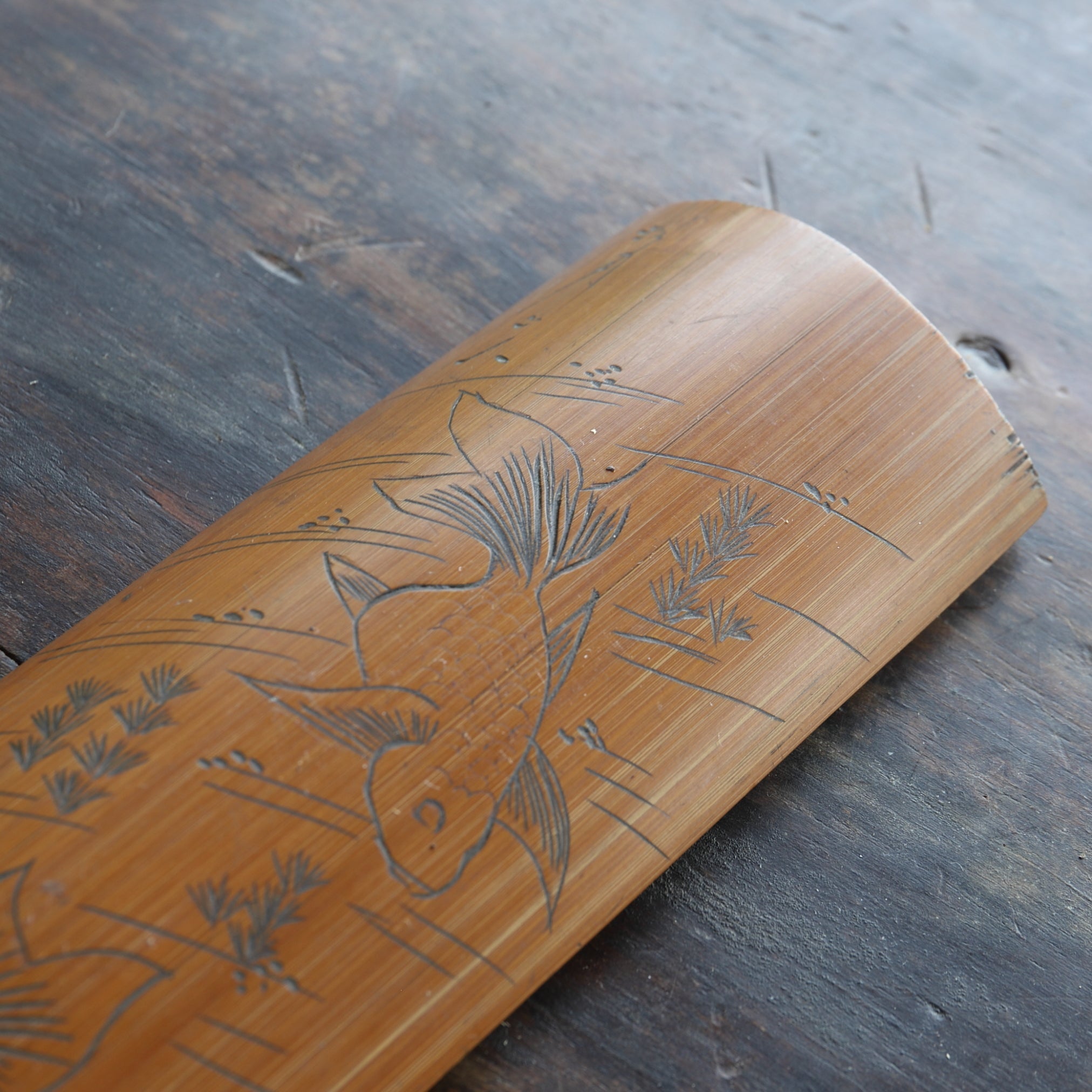 CUCHARA PARA TÉ DE BAMBÚ, Tallada con diseño de peces dorados, Período Edo–Meiji(1603–1912 d. C.)