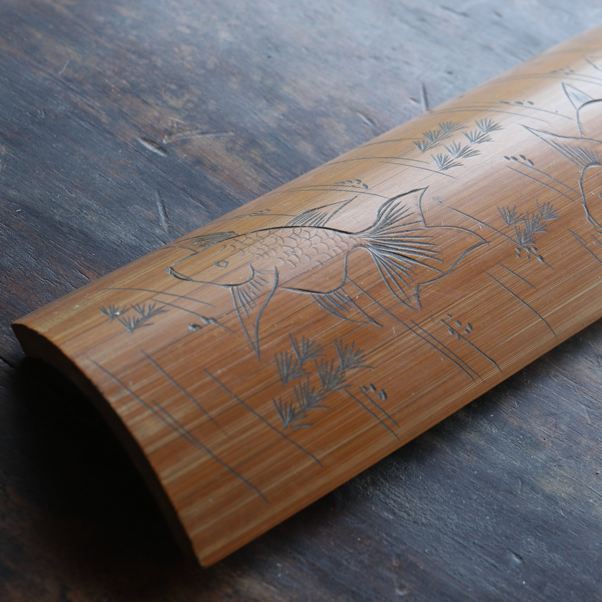 CUCHARA PARA TÉ DE BAMBÚ, Tallada con diseño de peces dorados, Período Edo–Meiji(1603–1912 d. C.)