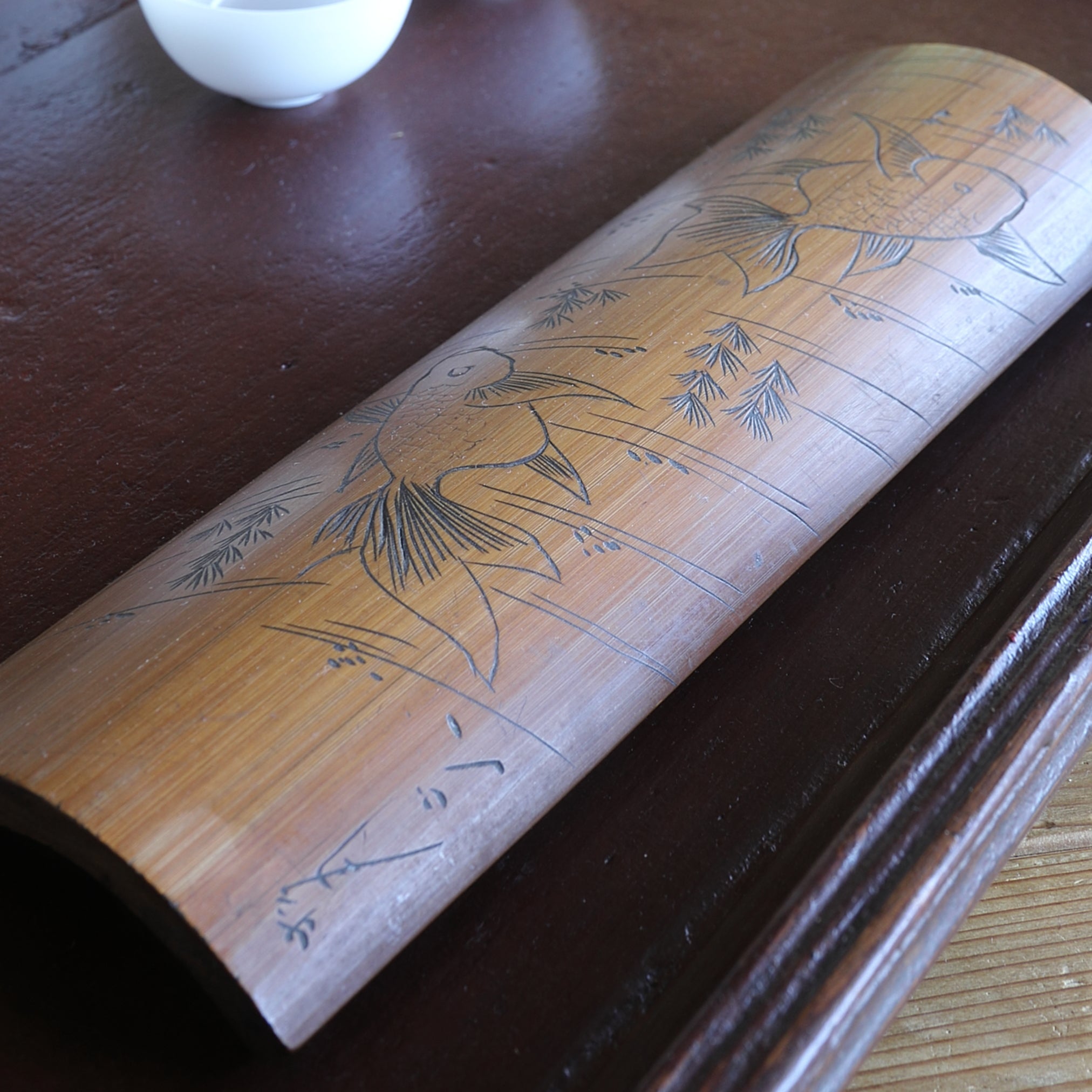 CUCHARA PARA TÉ DE BAMBÚ, Tallada con diseño de peces dorados, Período Edo–Meiji(1603–1912 d. C.)