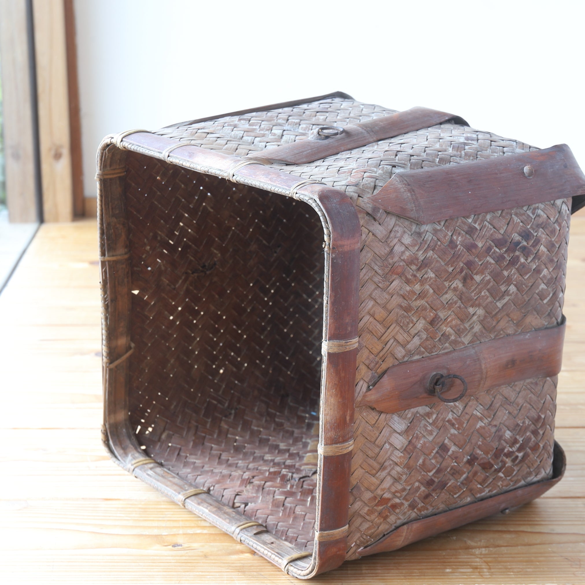 CESTA / CAJA DE TÉ DE KUDZU GRANDE, Período Edo–Meiji(1603–1912 d. C.)