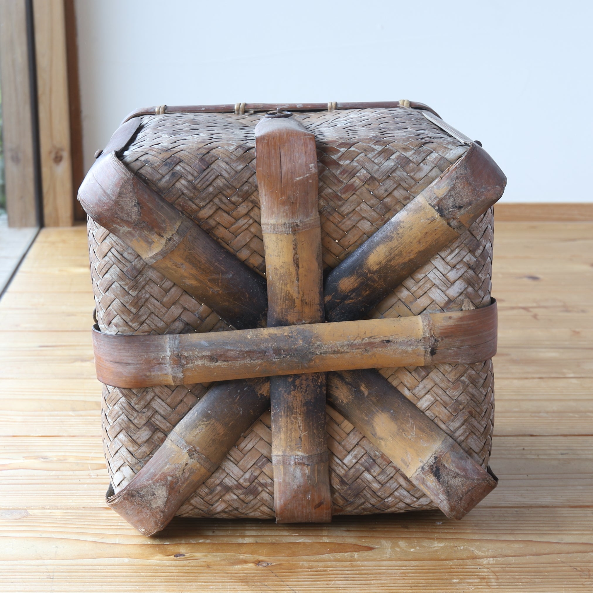 CESTA / CAJA DE TÉ DE KUDZU GRANDE, Período Edo–Meiji(1603–1912 d. C.)