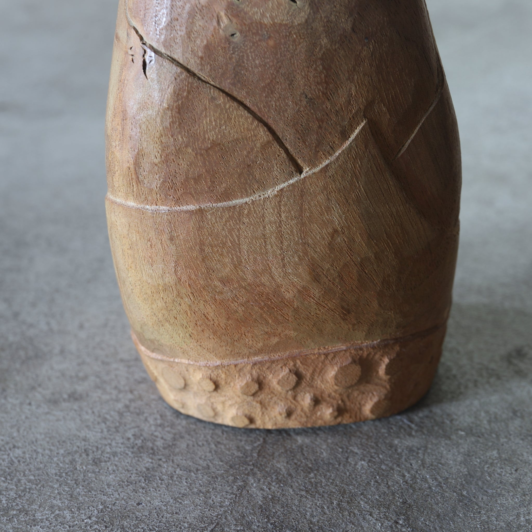 VASO EN FORMA DE BROTE DE BAMBÚ DE MADERA, Período Taisho(1912–1926 d. C.)