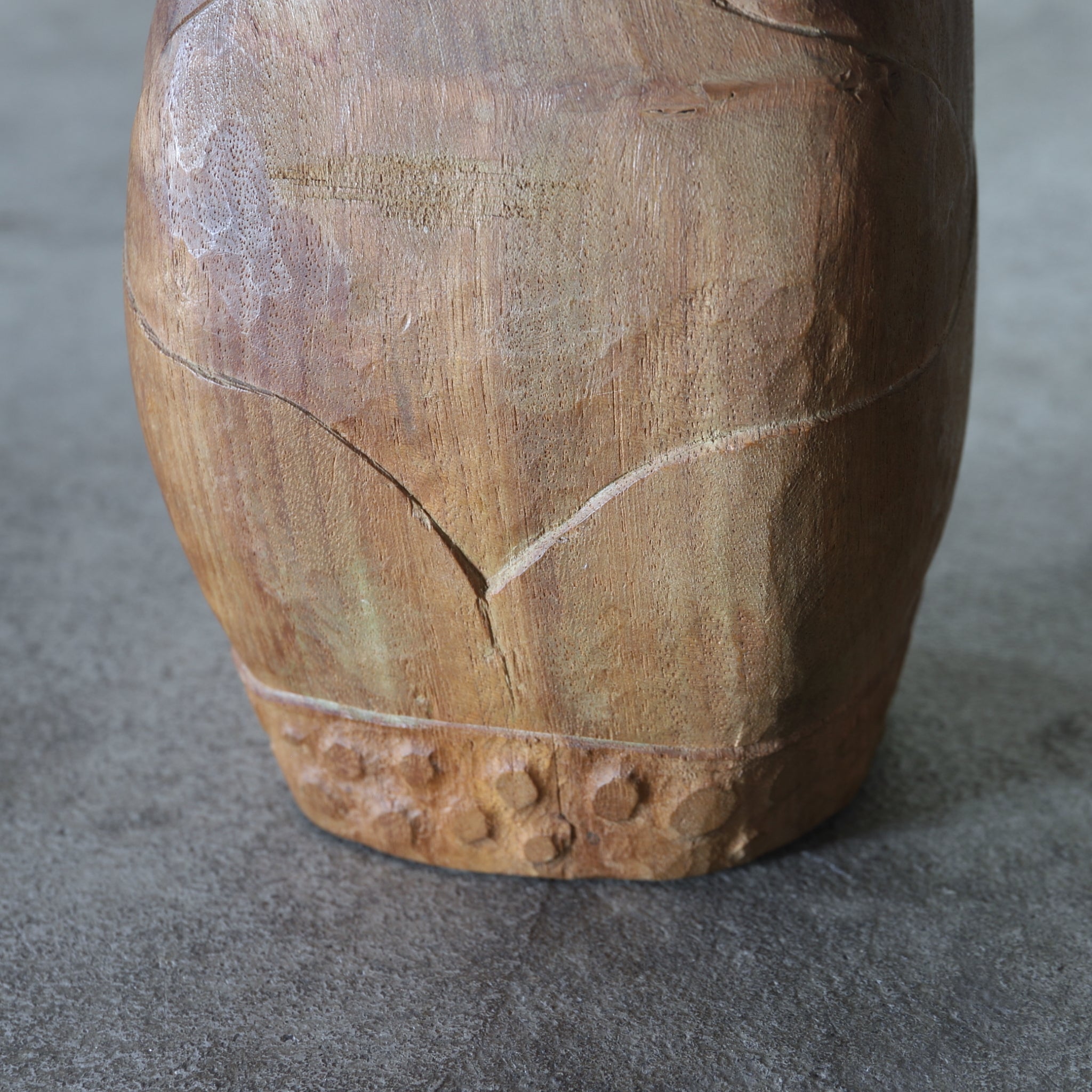 VASO EN FORMA DE BROTE DE BAMBÚ DE MADERA, Período Taisho(1912–1926 d. C.)