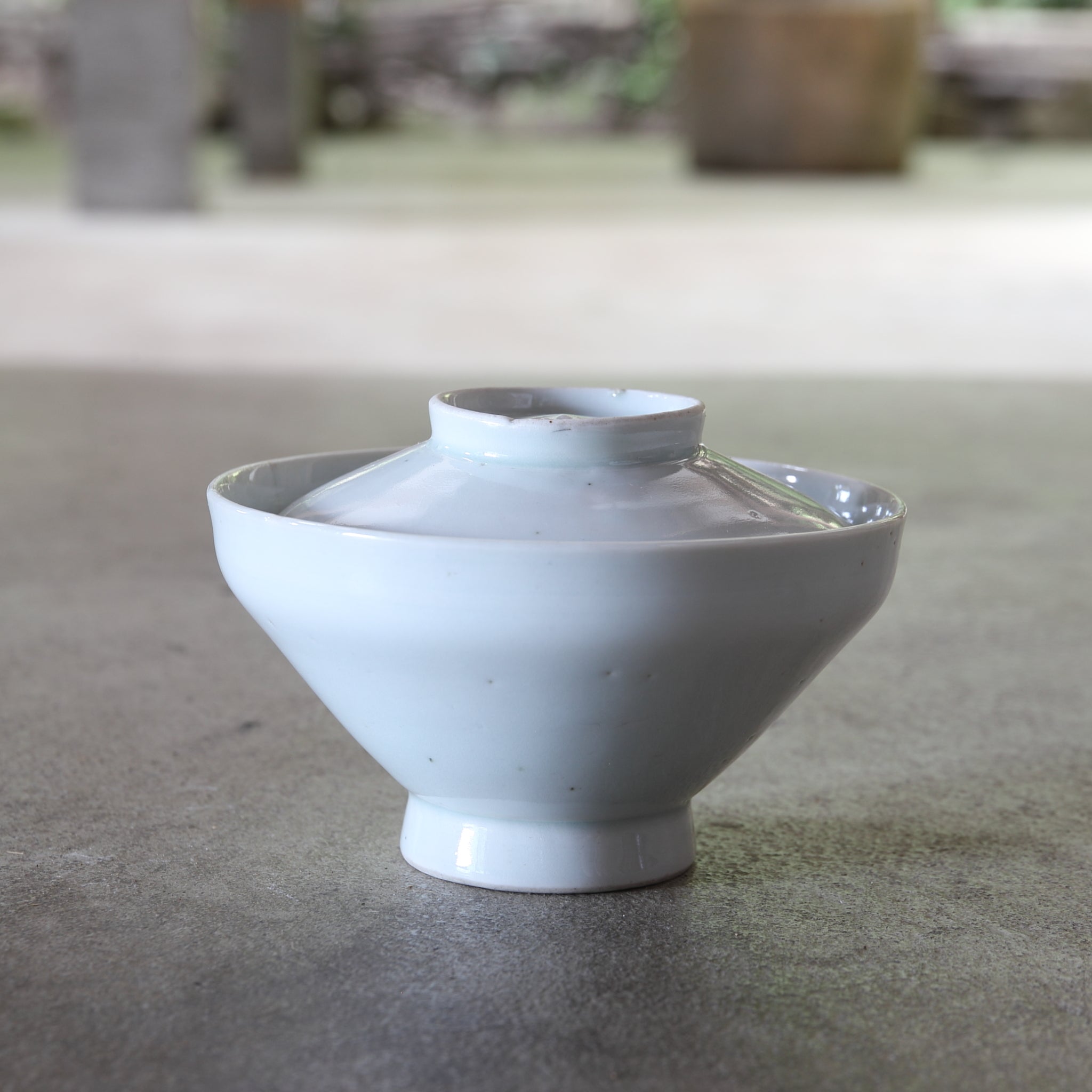 CUENCO DE TÉ CON TAPA, Ko-Imari, porcelana blanca, Período Edo(1603–1867 d. C.)