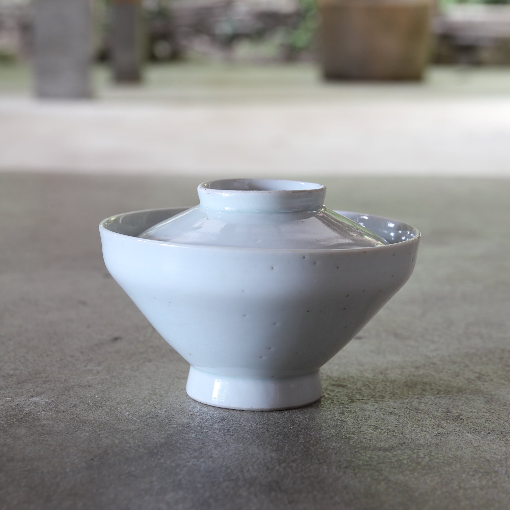 CUENCO DE TÉ CON TAPA, Ko-Imari, porcelana blanca, Período Edo(1603–1867 d. C.)