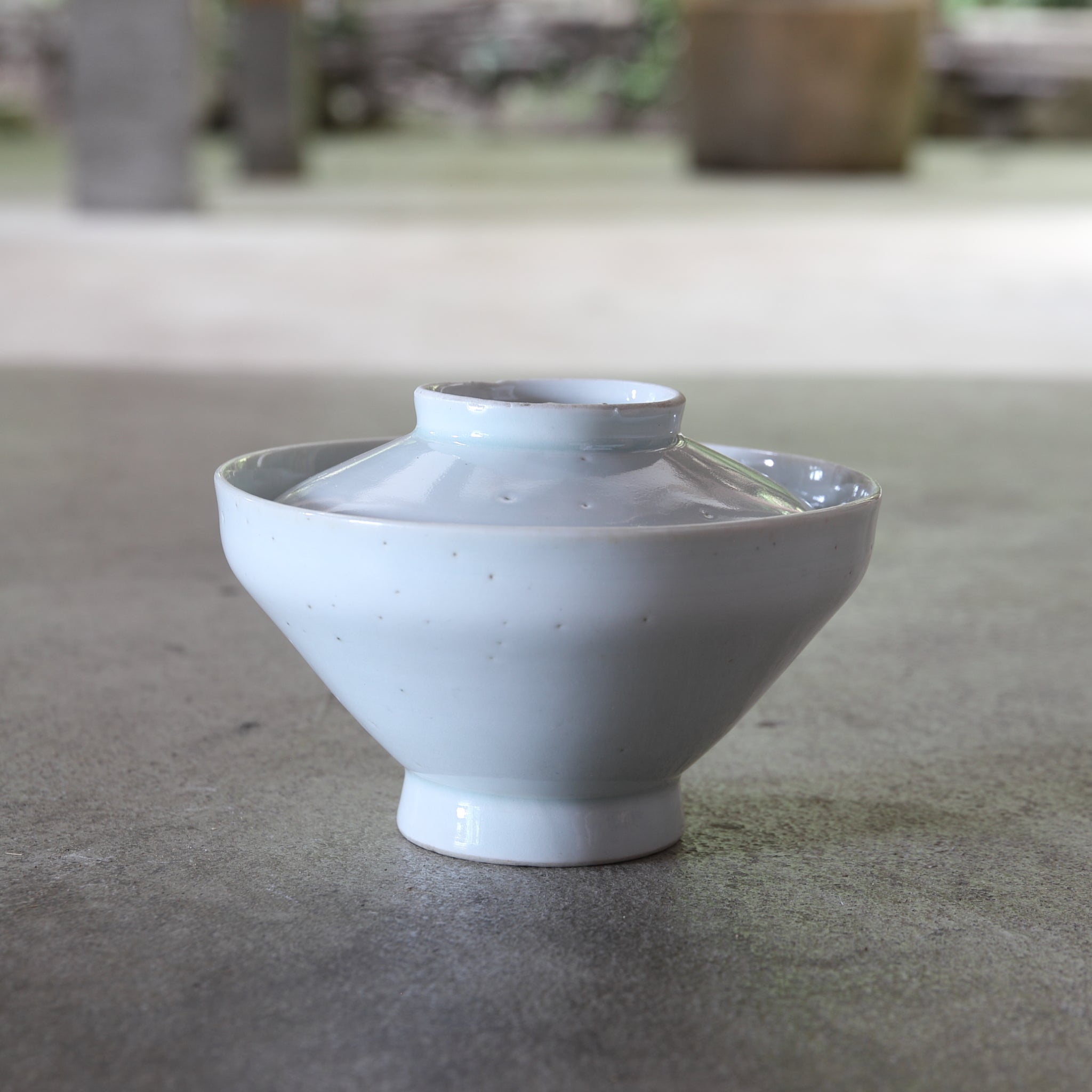 CUENCO DE TÉ CON TAPA, Ko-Imari, porcelana blanca, Período Edo(1603–1867 d. C.)