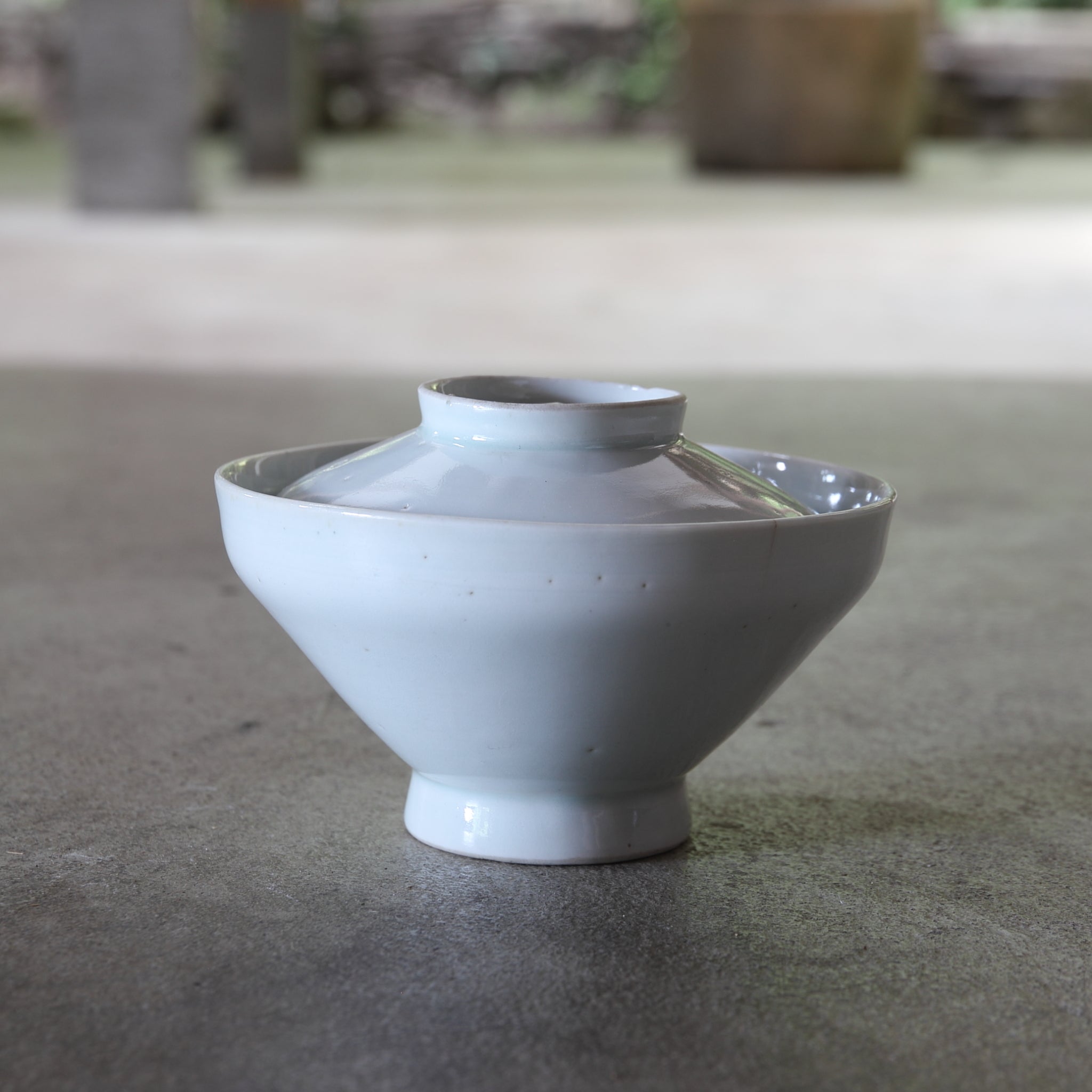 CUENCO DE TÉ CON TAPA, Ko-Imari, porcelana blanca, Período Edo(1603–1867 d. C.)
