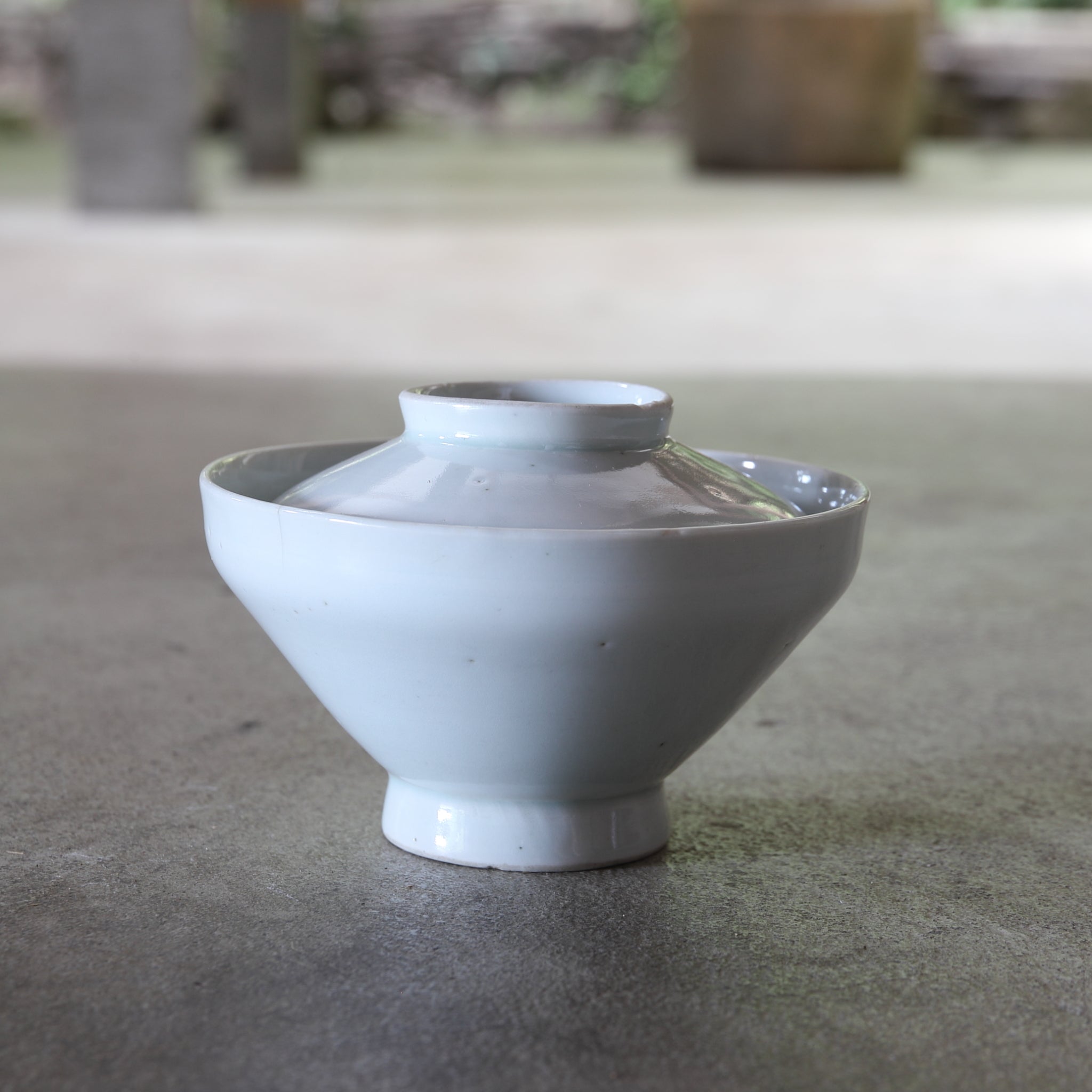 CUENCO DE TÉ CON TAPA, Ko-Imari, porcelana blanca, Período Edo(1603–1867 d. C.)