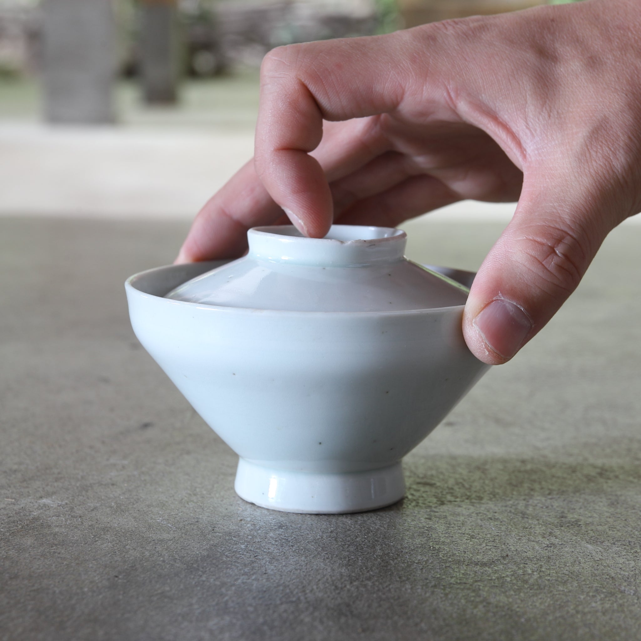 CUENCO DE TÉ CON TAPA, Ko-Imari, porcelana blanca, Período Edo(1603–1867 d. C.)