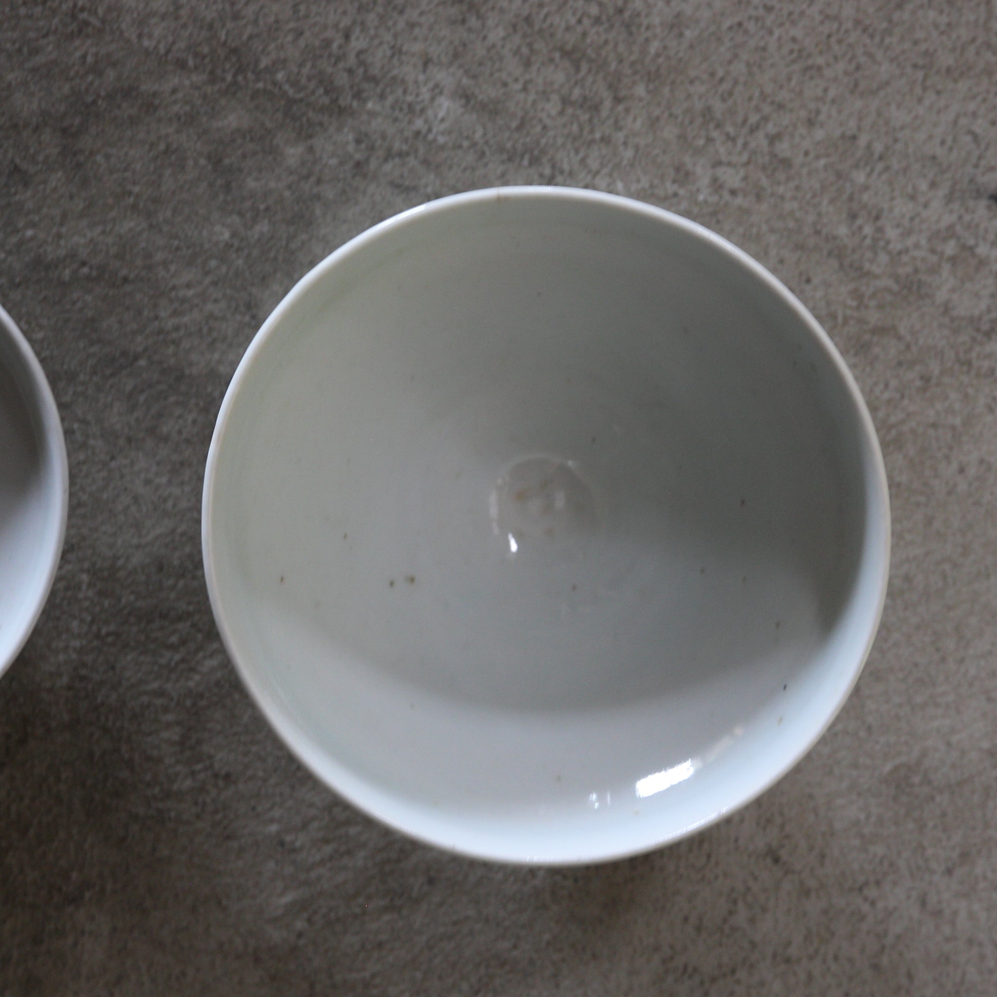 CUENCO DE TÉ CON TAPA, Ko-Imari, porcelana blanca, Período Edo(1603–1867 d. C.)
