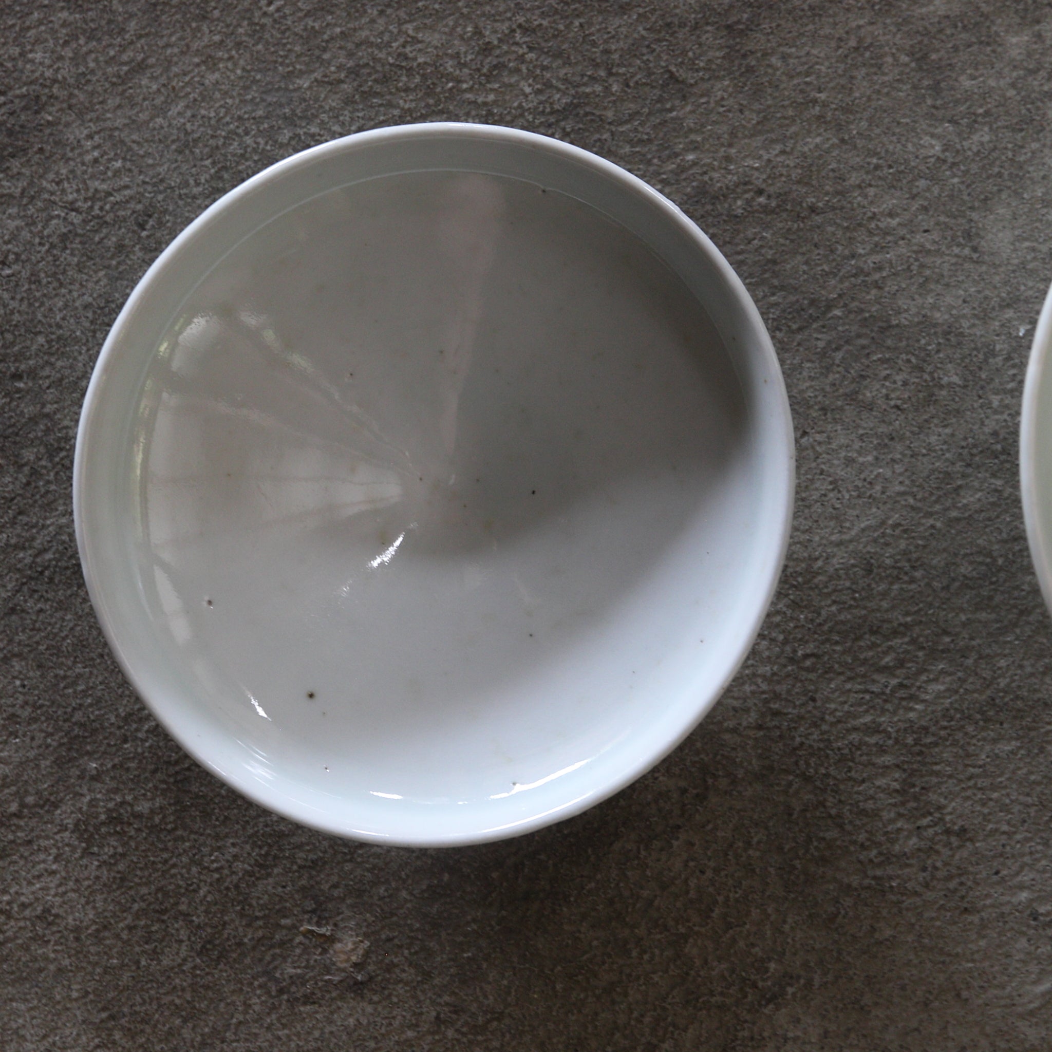CUENCO DE TÉ CON TAPA, Ko-Imari, porcelana blanca, Período Edo(1603–1867 d. C.)