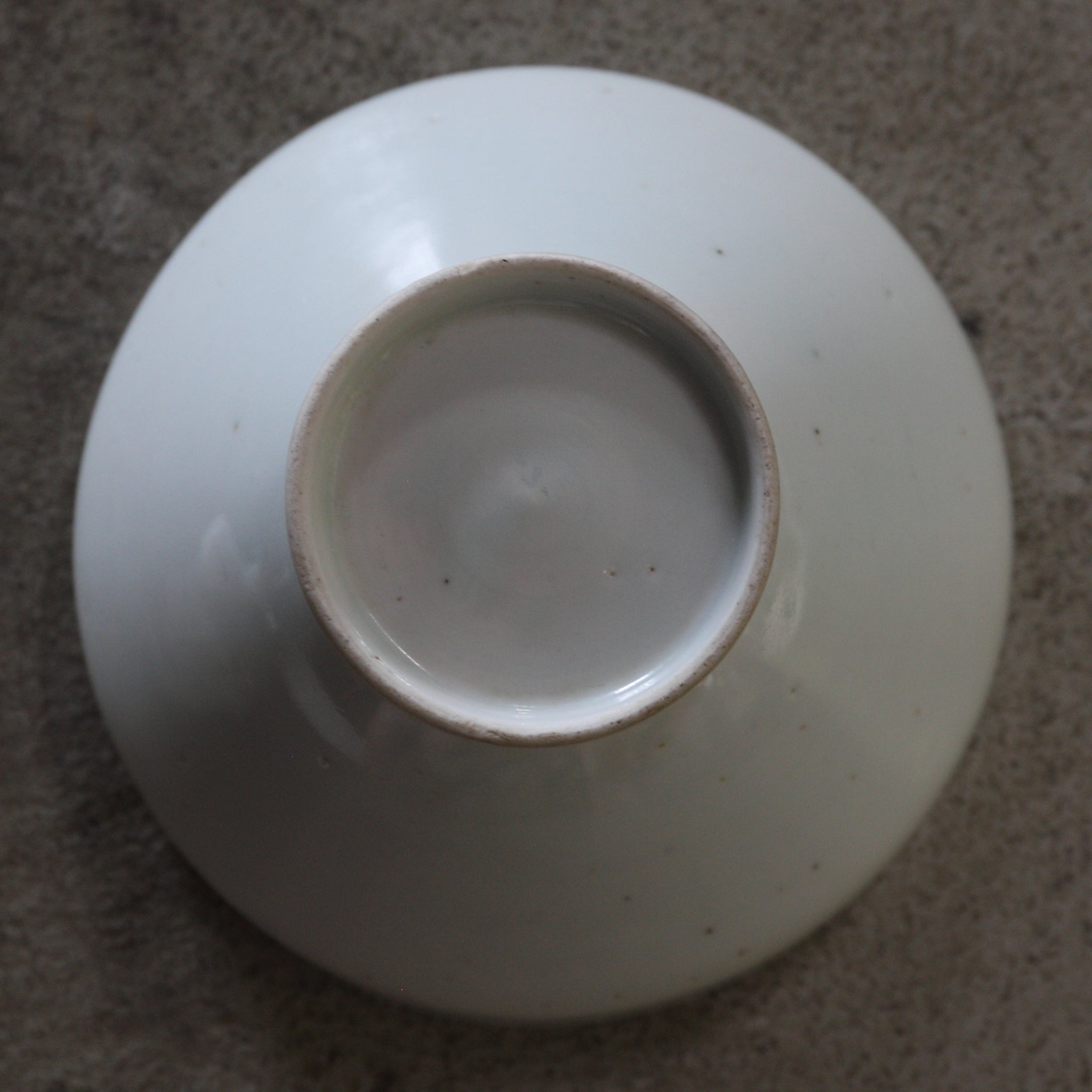 CUENCO DE TÉ CON TAPA, Ko-Imari, porcelana blanca, Período Edo(1603–1867 d. C.)