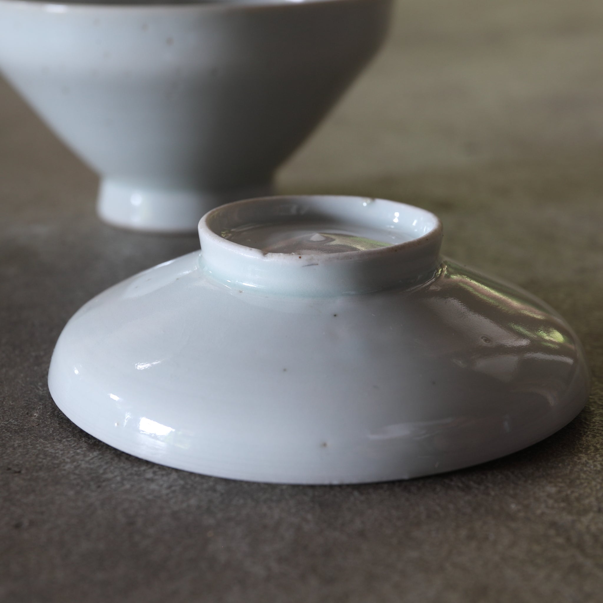 CUENCO DE TÉ CON TAPA, Ko-Imari, porcelana blanca, Período Edo(1603–1867 d. C.)