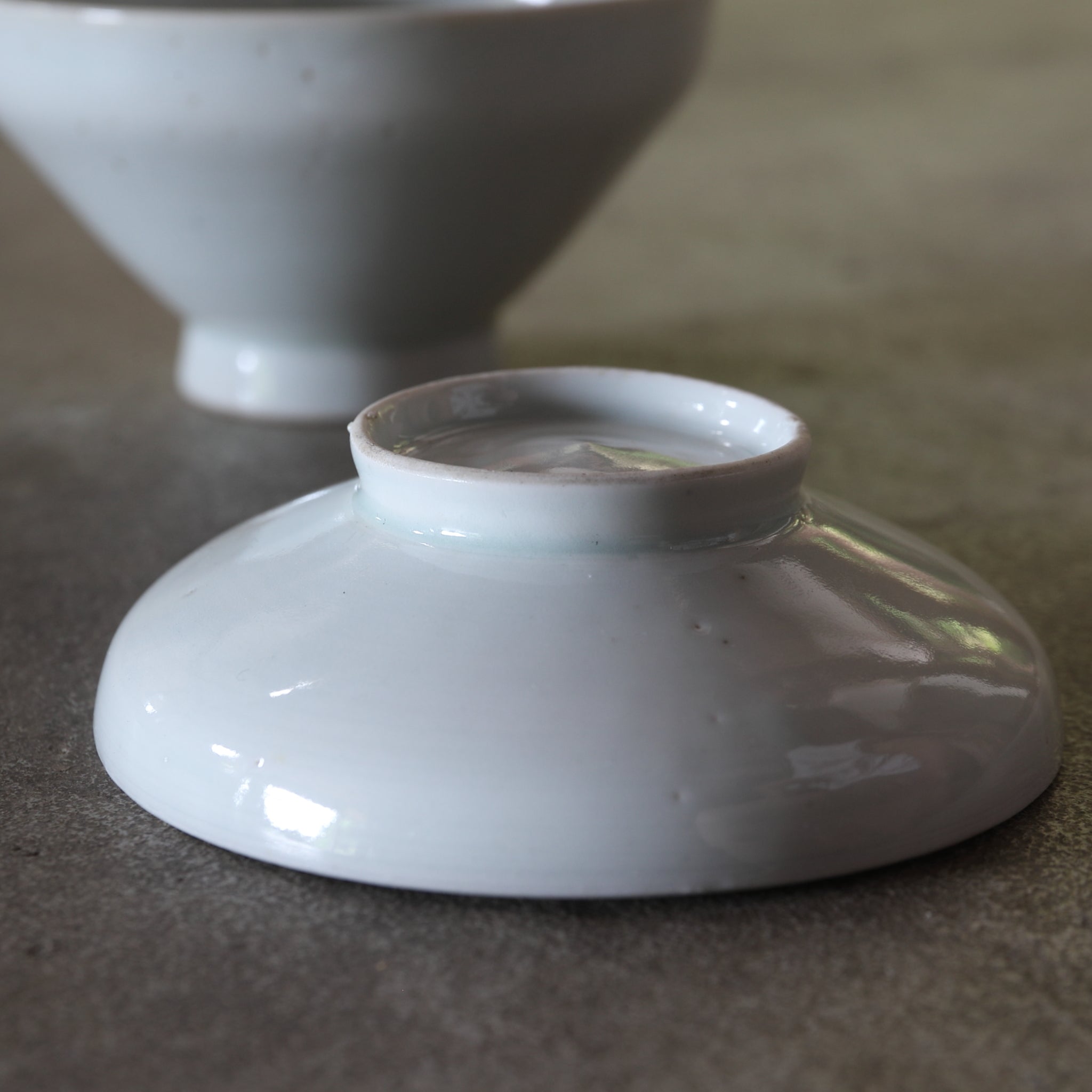 CUENCO DE TÉ CON TAPA, Ko-Imari, porcelana blanca, Período Edo(1603–1867 d. C.)