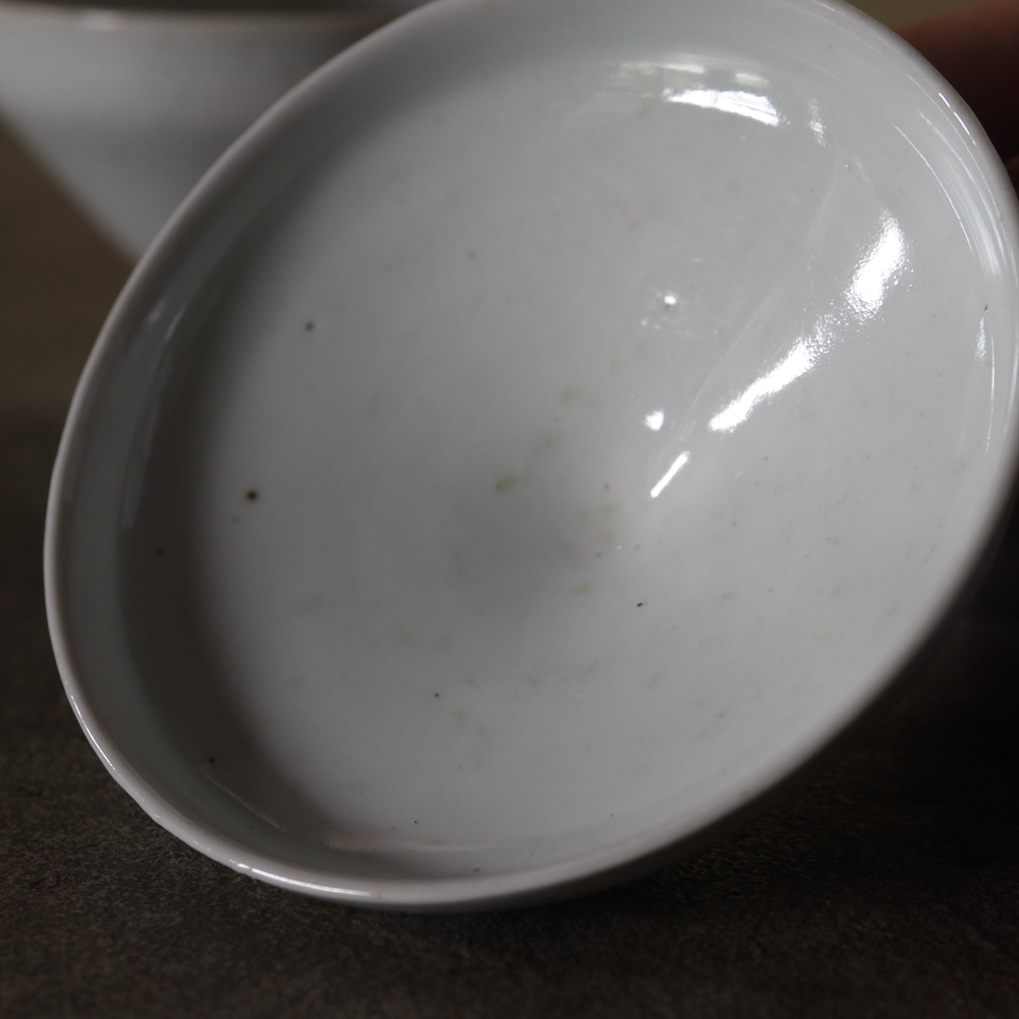 CUENCO DE TÉ CON TAPA, Ko-Imari, porcelana blanca, Período Edo(1603–1867 d. C.)