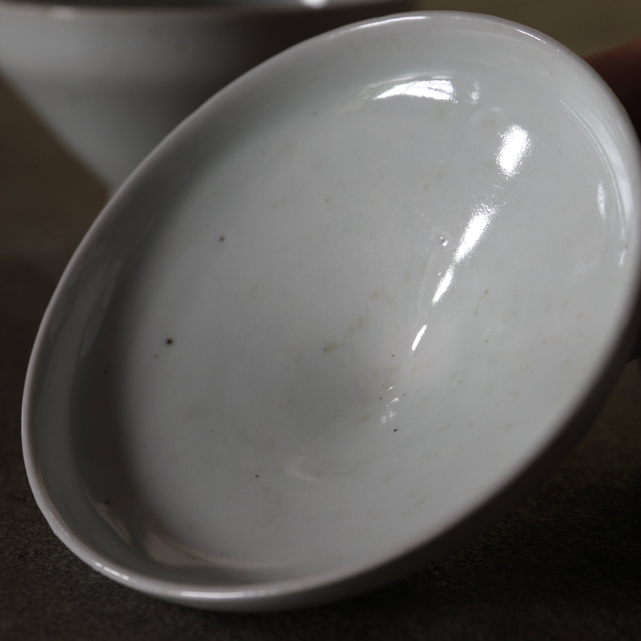 CUENCO DE TÉ CON TAPA, Ko-Imari, porcelana blanca, Período Edo(1603–1867 d. C.)