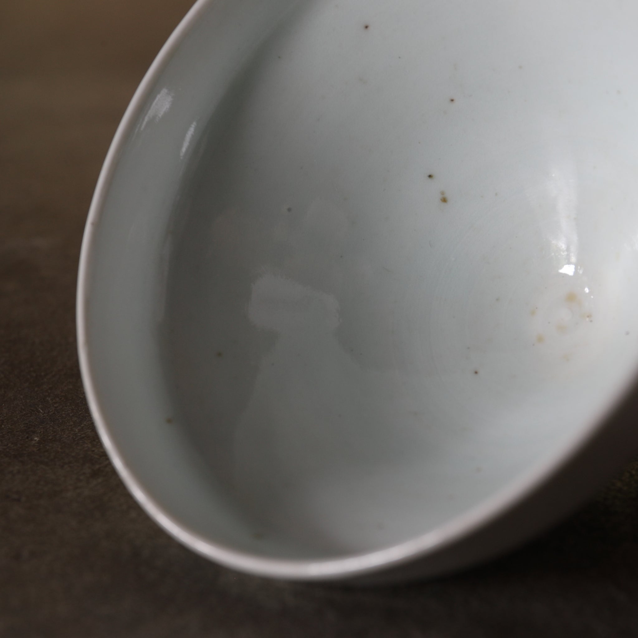 CUENCO DE TÉ CON TAPA, Ko-Imari, porcelana blanca, Período Edo(1603–1867 d. C.)
