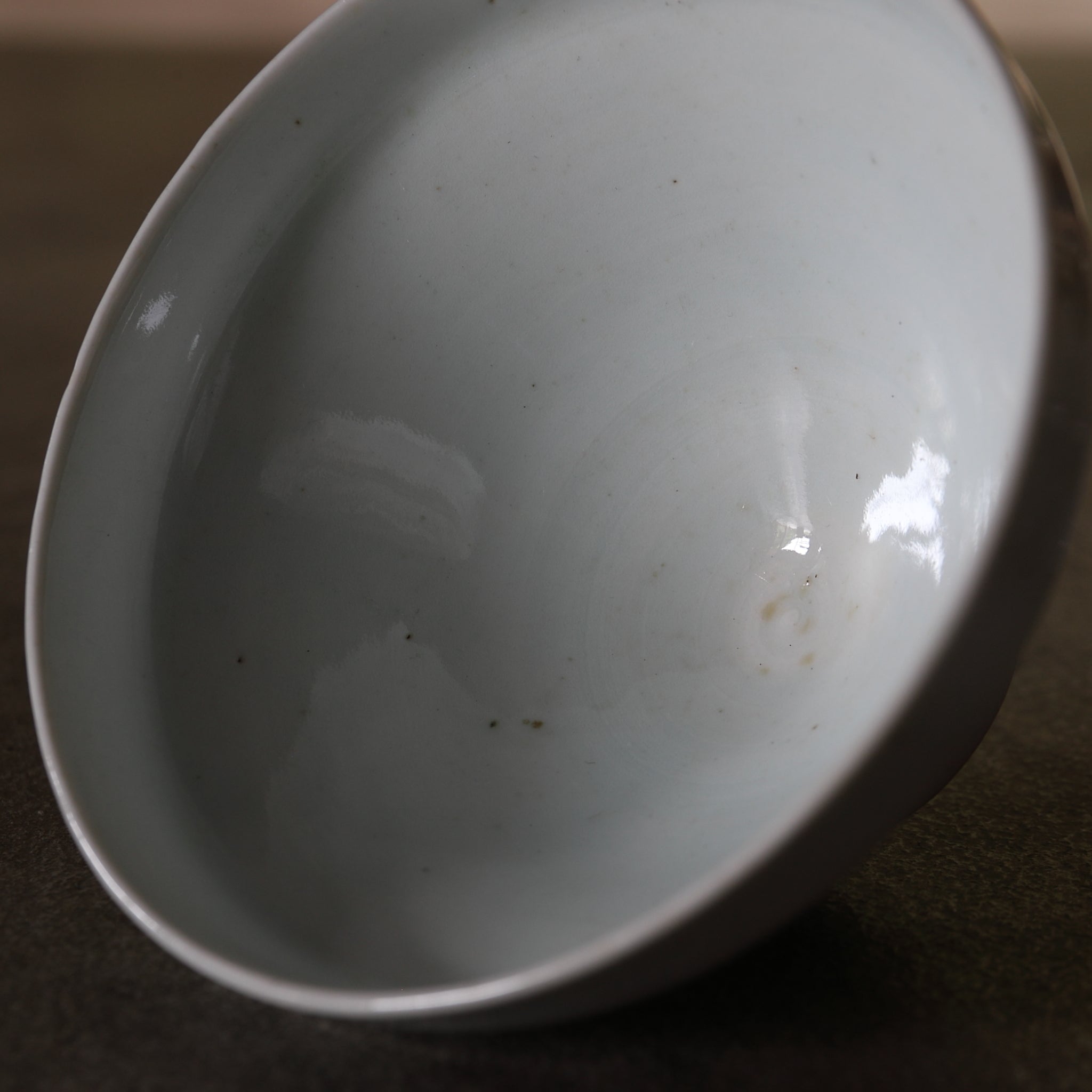 CUENCO DE TÉ CON TAPA, Ko-Imari, porcelana blanca, Período Edo(1603–1867 d. C.)
