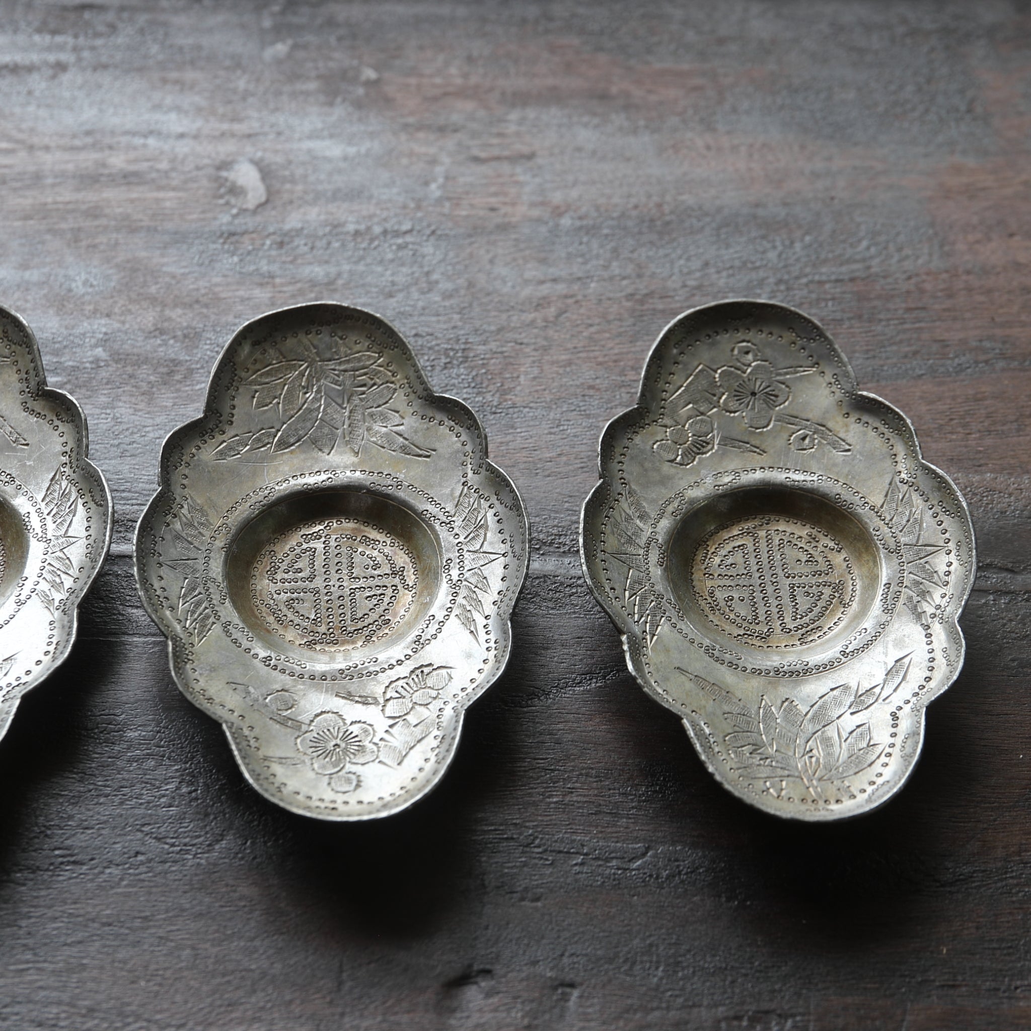ALTE KLEINER BLÜTENE ZINNERNE UNTERTASSE, Eingekerbte mit Pflaumenblütenmuster, 5er-set, Qing-Dynastie(1616–1911 n. Chr.)