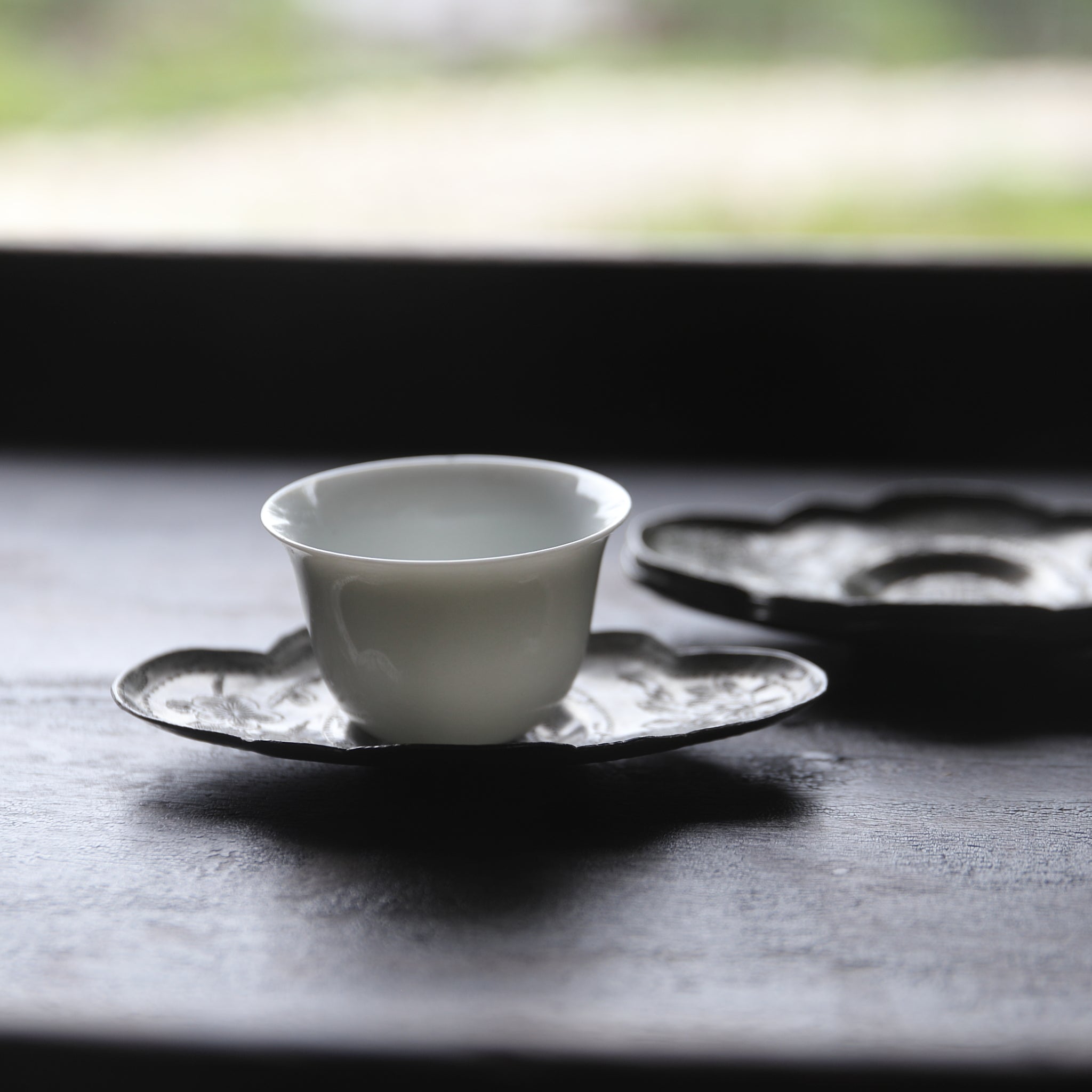 ALTE KLEINER BLÜTENE ZINNERNE UNTERTASSE, Eingekerbte mit Pflaumenblütenmuster, 5er-set, Qing-Dynastie(1616–1911 n. Chr.)