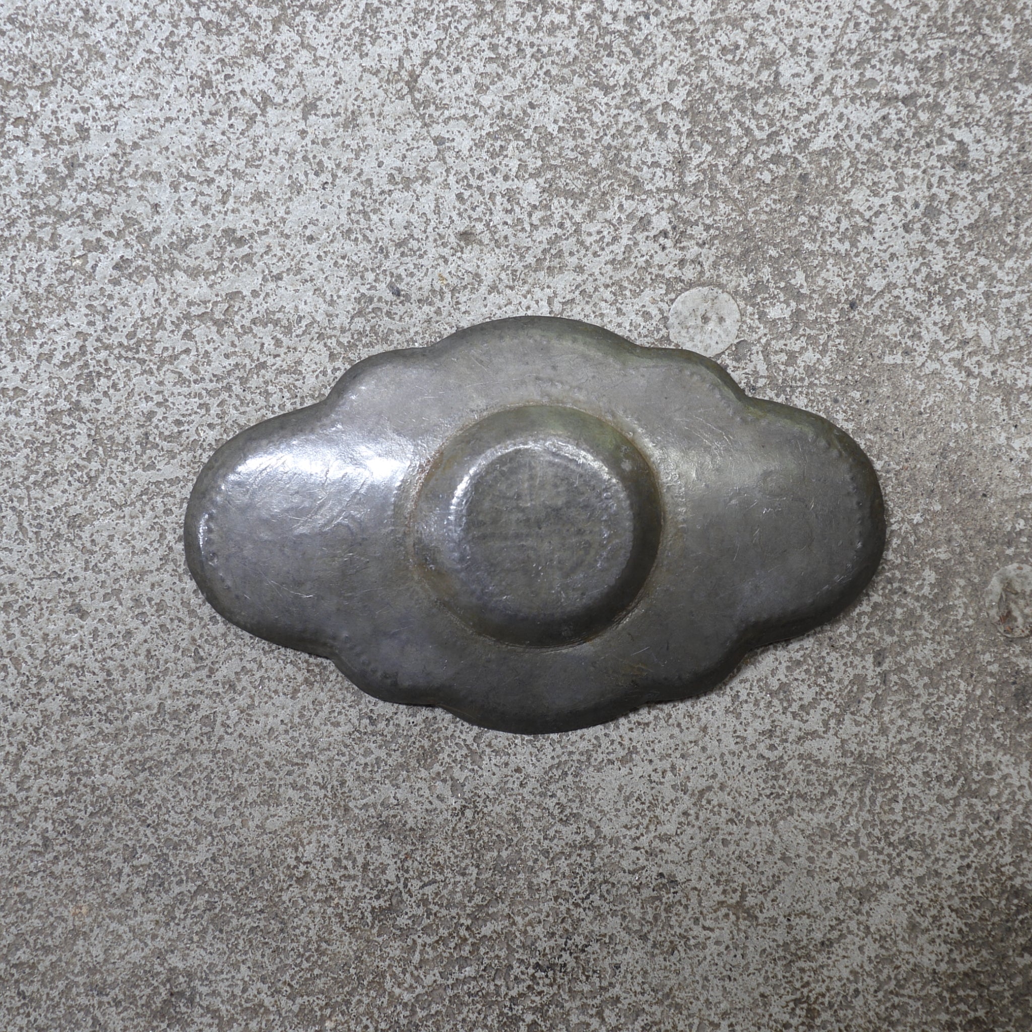 ALTE KLEINER BLÜTENE ZINNERNE UNTERTASSE, Eingekerbte mit Pflaumenblütenmuster, 5er-set, Qing-Dynastie(1616–1911 n. Chr.)