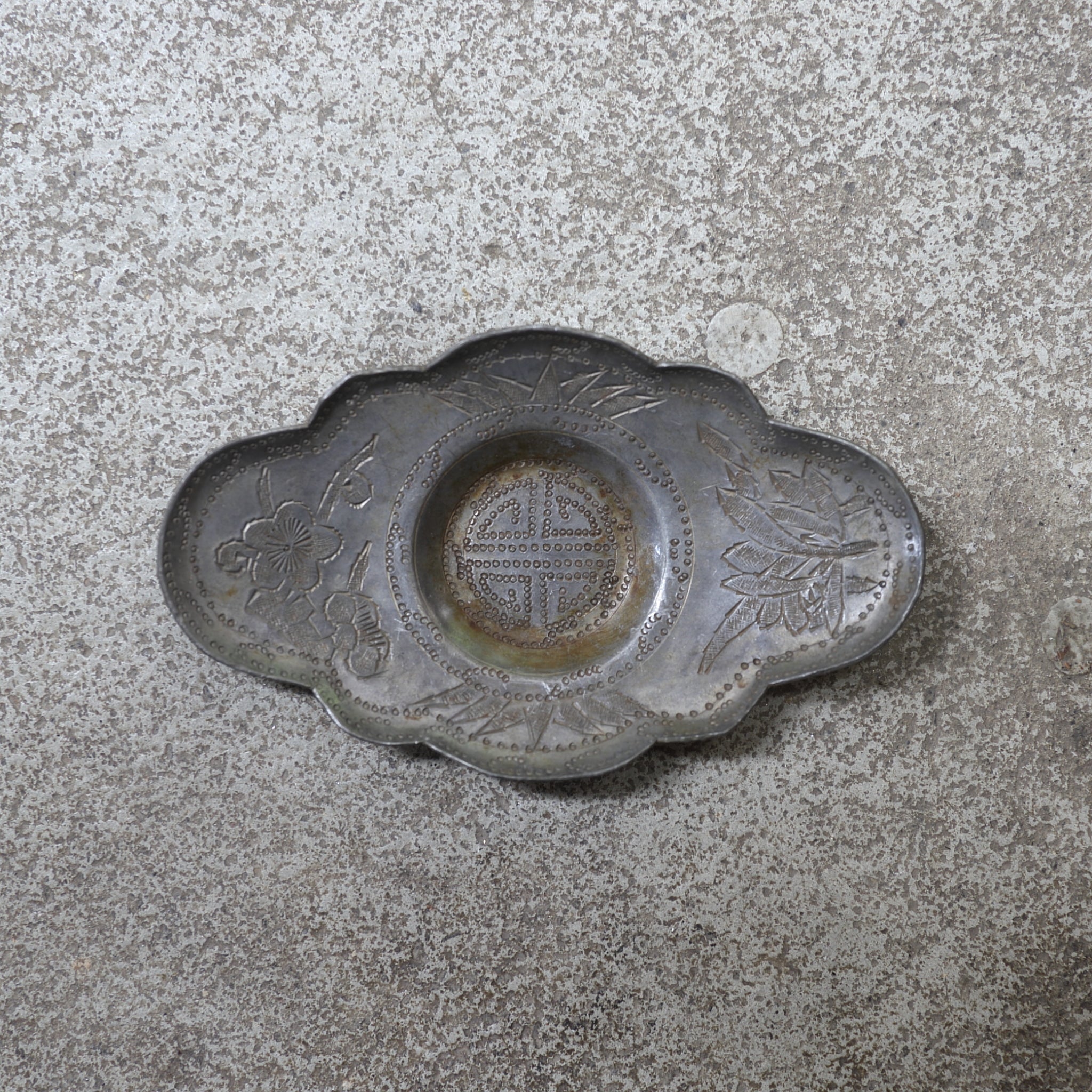 ALTE KLEINER BLÜTENE ZINNERNE UNTERTASSE, Eingekerbte mit Pflaumenblütenmuster, 5er-set, Qing-Dynastie(1616–1911 n. Chr.)