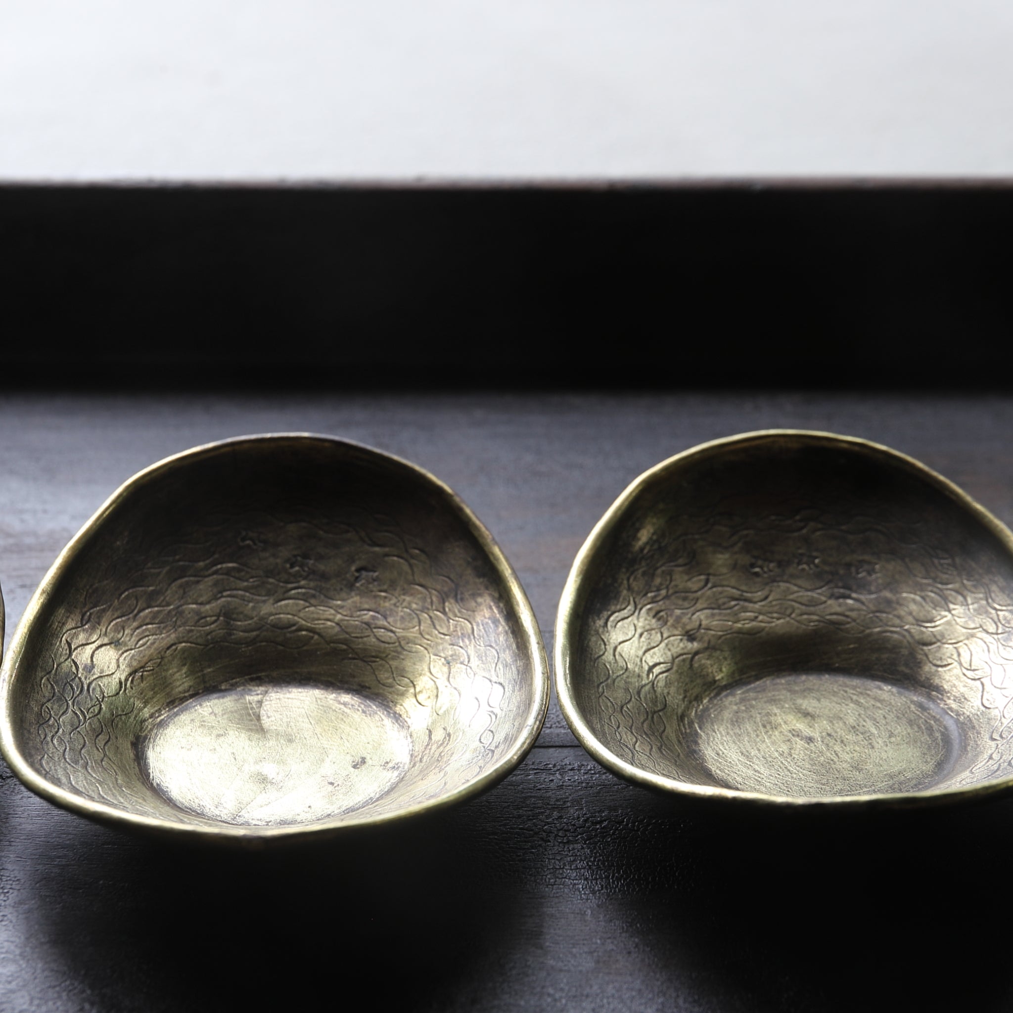 PLATILLO DE FORMA OVALADA DE COBRE VIEJO, Inciso con diseño de chorlito, Período Taisho(1912–1926 d. C.)