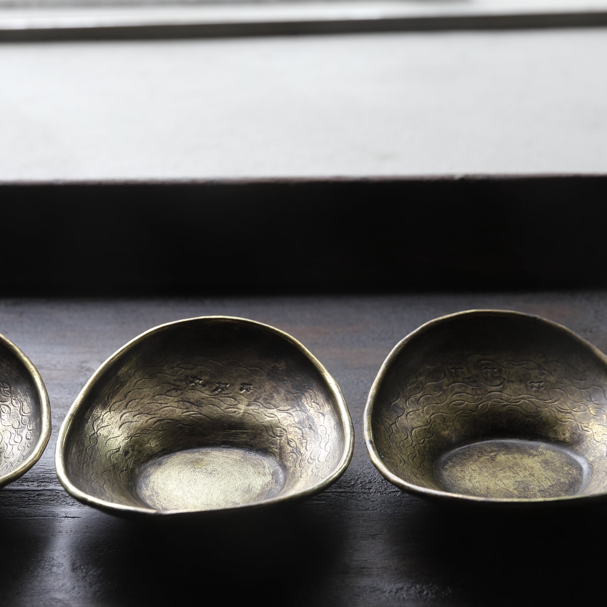 PLATILLO DE FORMA OVALADA DE COBRE VIEJO, Inciso con diseño de chorlito, Período Taisho(1912–1926 d. C.)