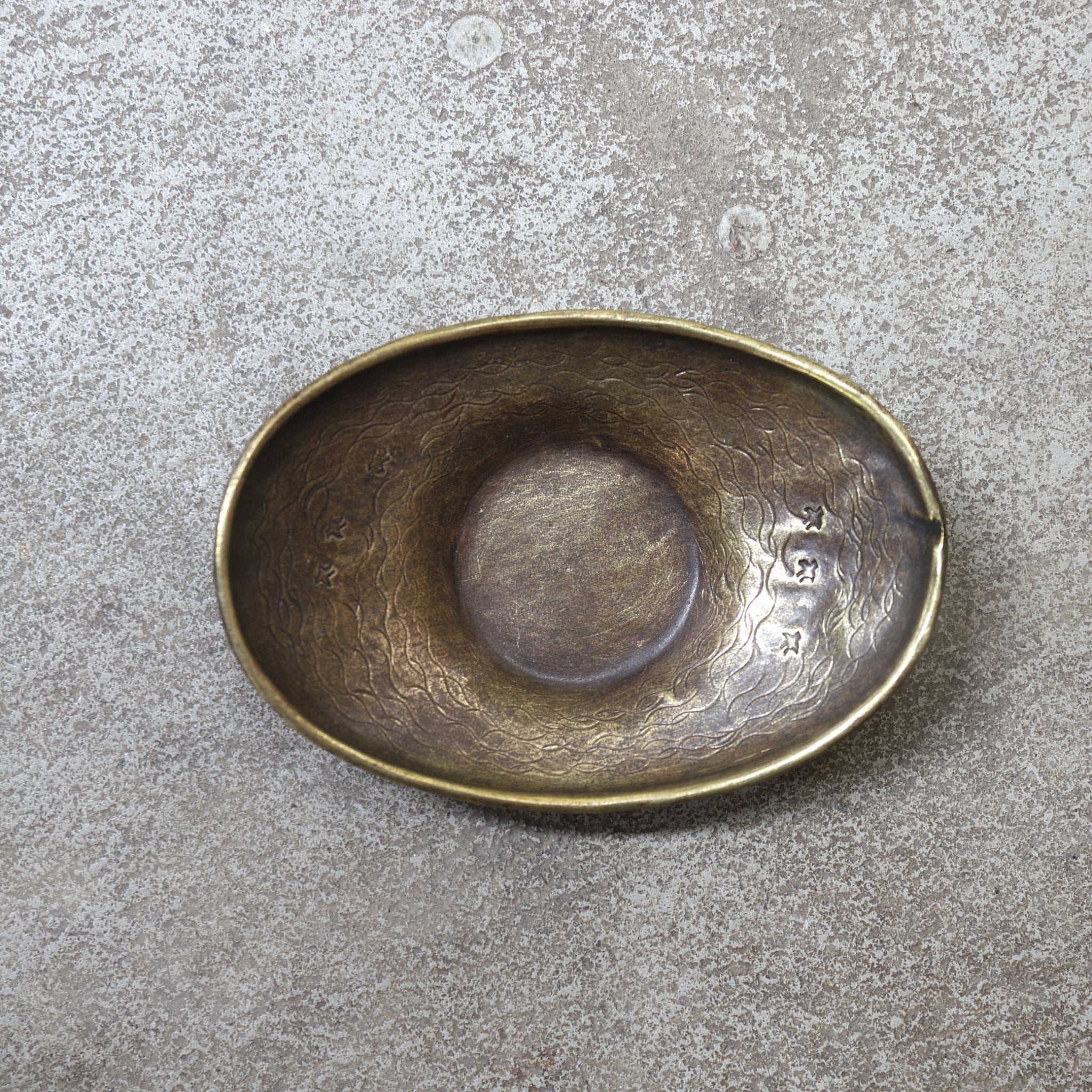 PLATILLO DE FORMA OVALADA DE COBRE VIEJO, Inciso con diseño de chorlito, Período Taisho(1912–1926 d. C.)