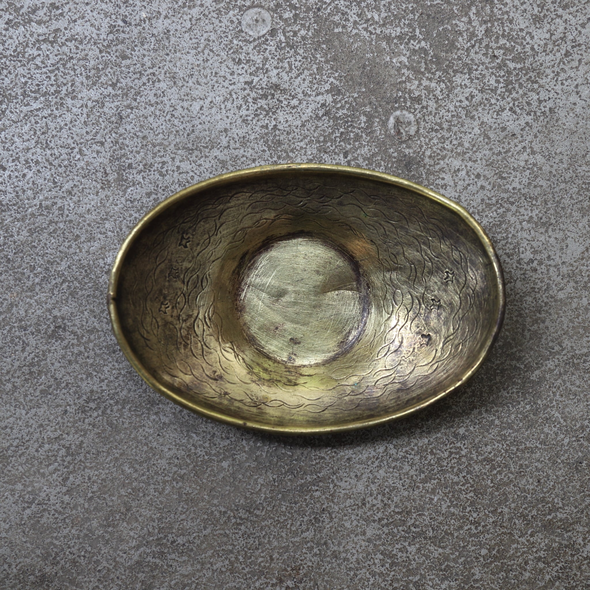 PLATILLO DE FORMA OVALADA DE COBRE VIEJO, Inciso con diseño de chorlito, Período Taisho(1912–1926 d. C.)