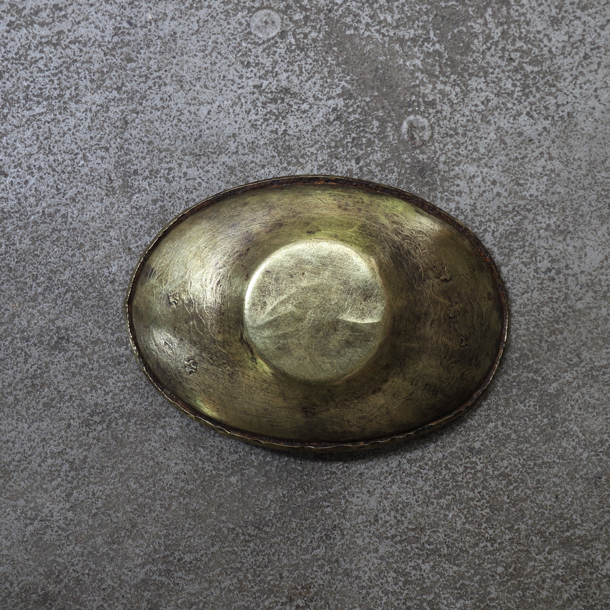 PLATILLO DE FORMA OVALADA DE COBRE VIEJO, Inciso con diseño de chorlito, Período Taisho(1912–1926 d. C.)