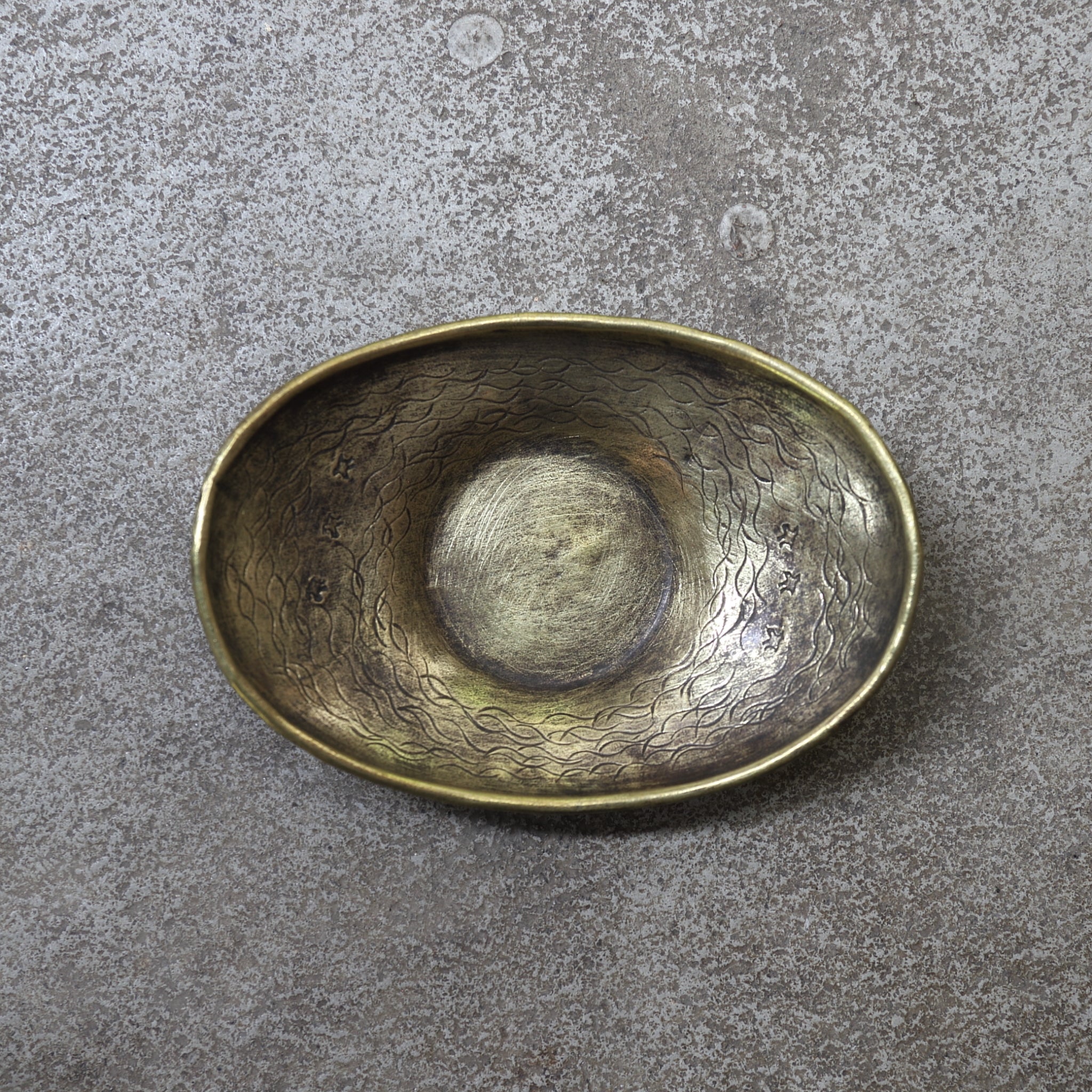 PLATILLO DE FORMA OVALADA DE COBRE VIEJO, Inciso con diseño de chorlito, Período Taisho(1912–1926 d. C.)