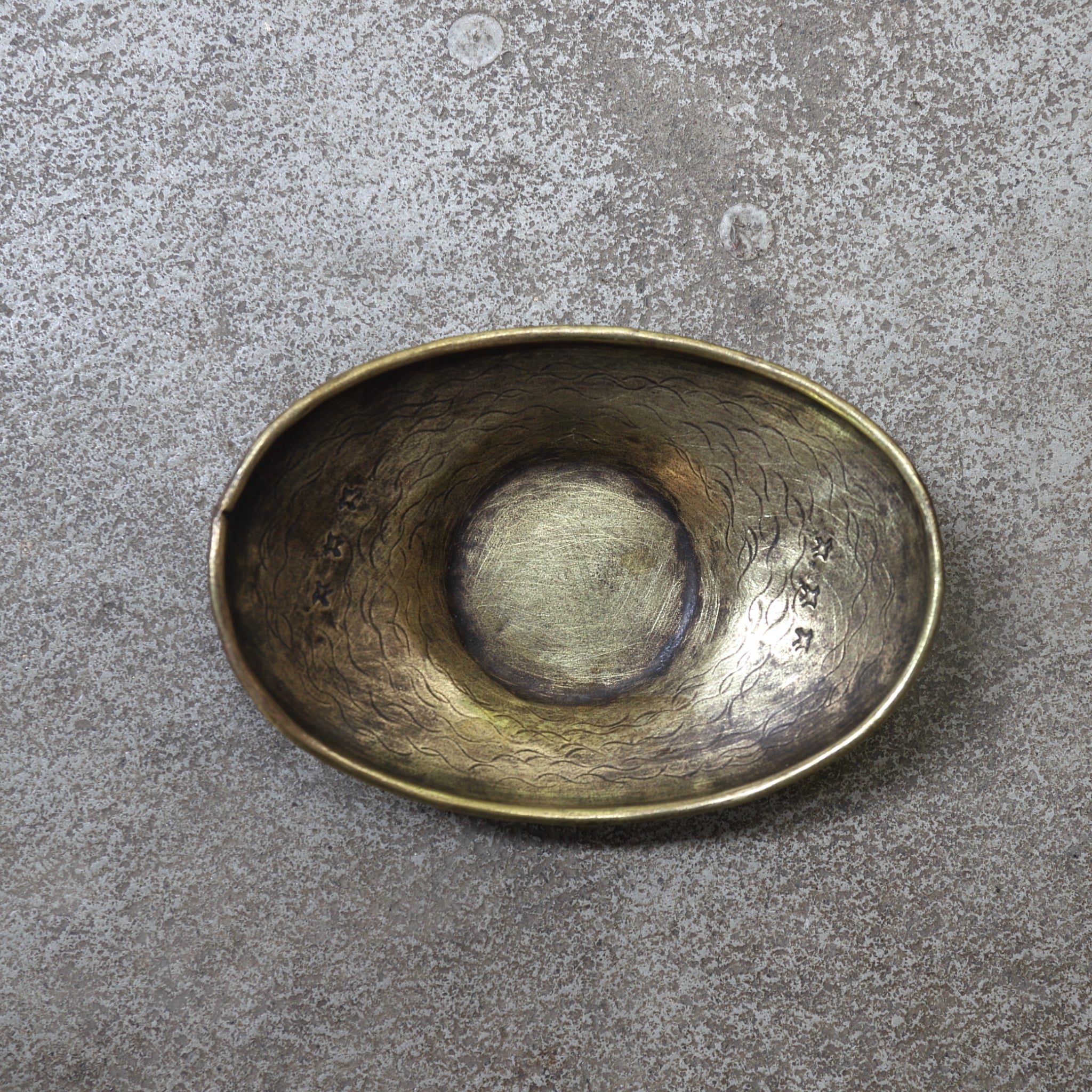 PLATILLO DE FORMA OVALADA DE COBRE VIEJO, Inciso con diseño de chorlito, Período Taisho(1912–1926 d. C.)
