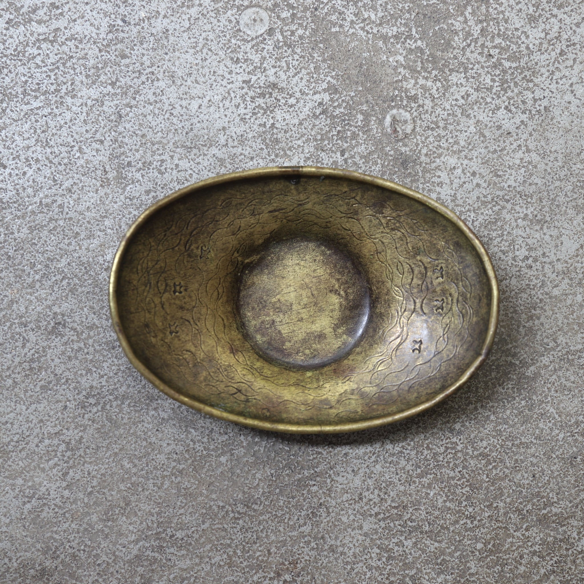 PLATILLO DE FORMA OVALADA DE COBRE VIEJO, Inciso con diseño de chorlito, Período Taisho(1912–1926 d. C.)