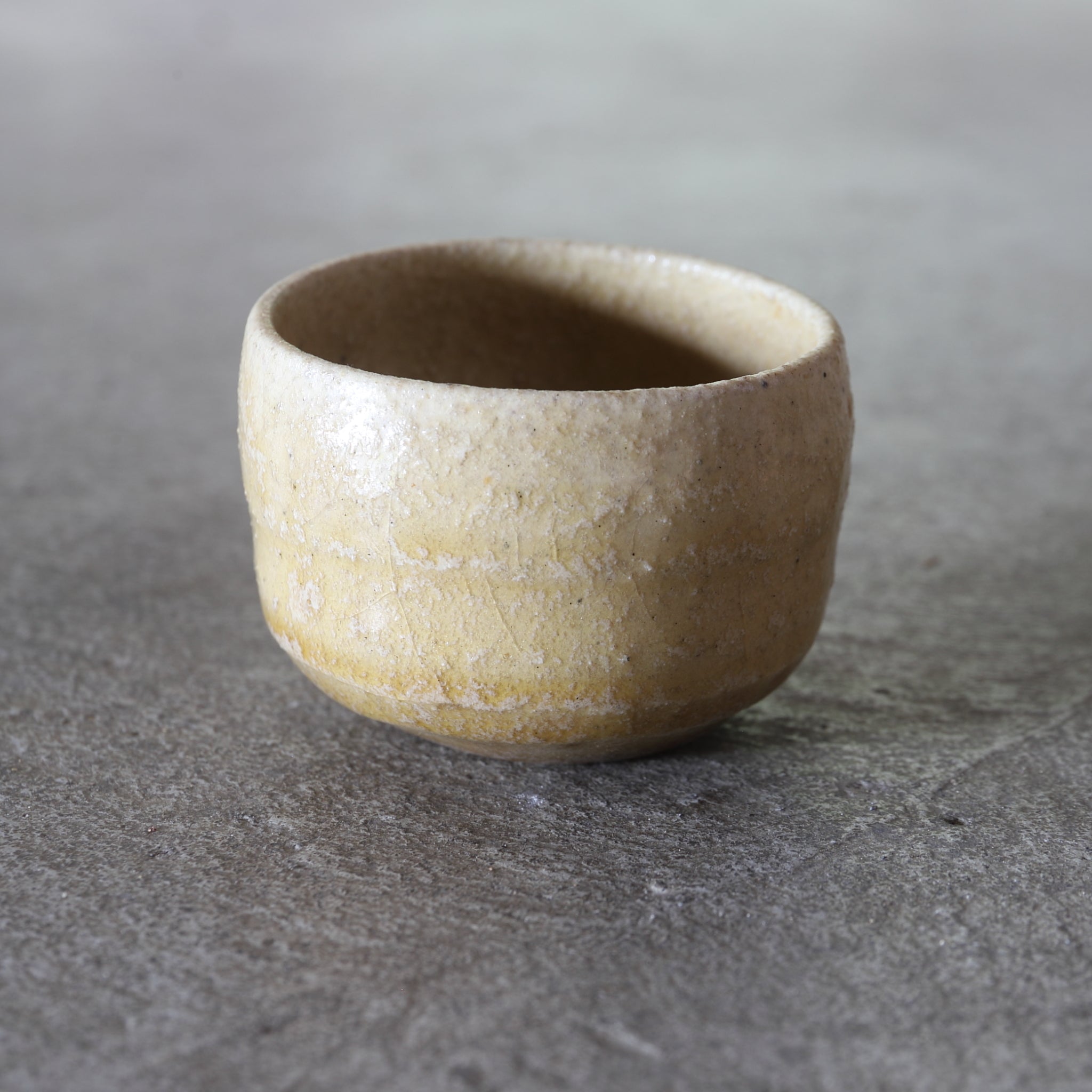 TAZA DE SAKE, Ki-Seto, Período Edo(1603–1867 d. C.)
