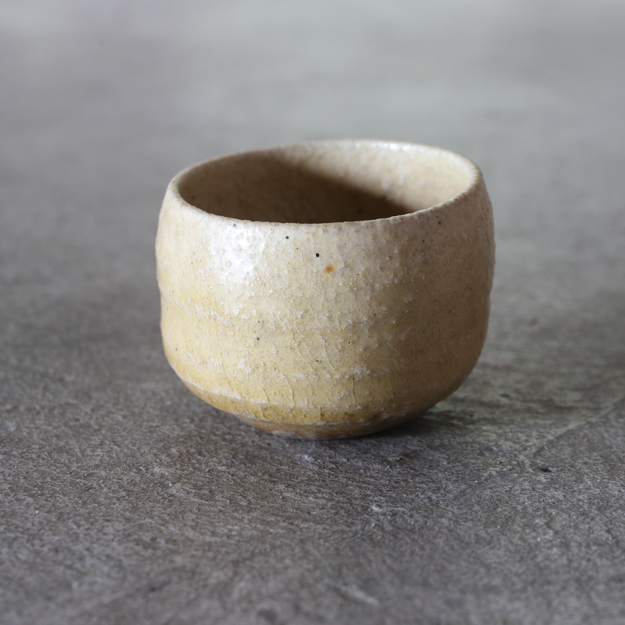 TAZA DE SAKE, Ki-Seto, Período Edo(1603–1867 d. C.)