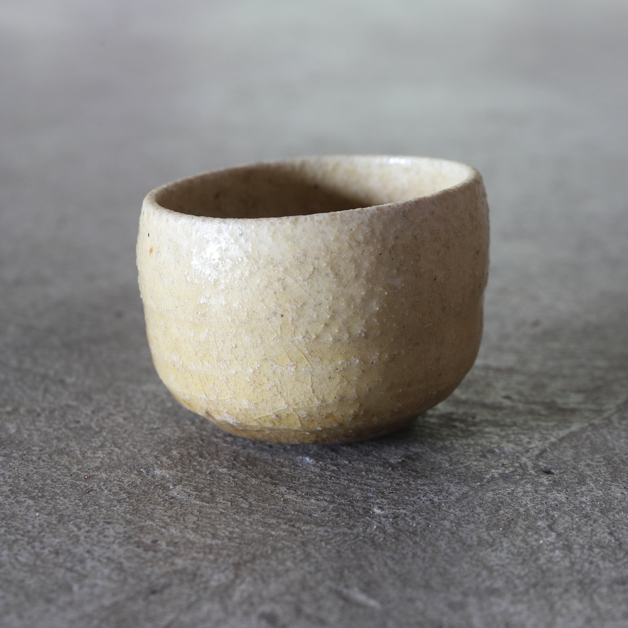 TAZA DE SAKE, Ki-Seto, Período Edo(1603–1867 d. C.)