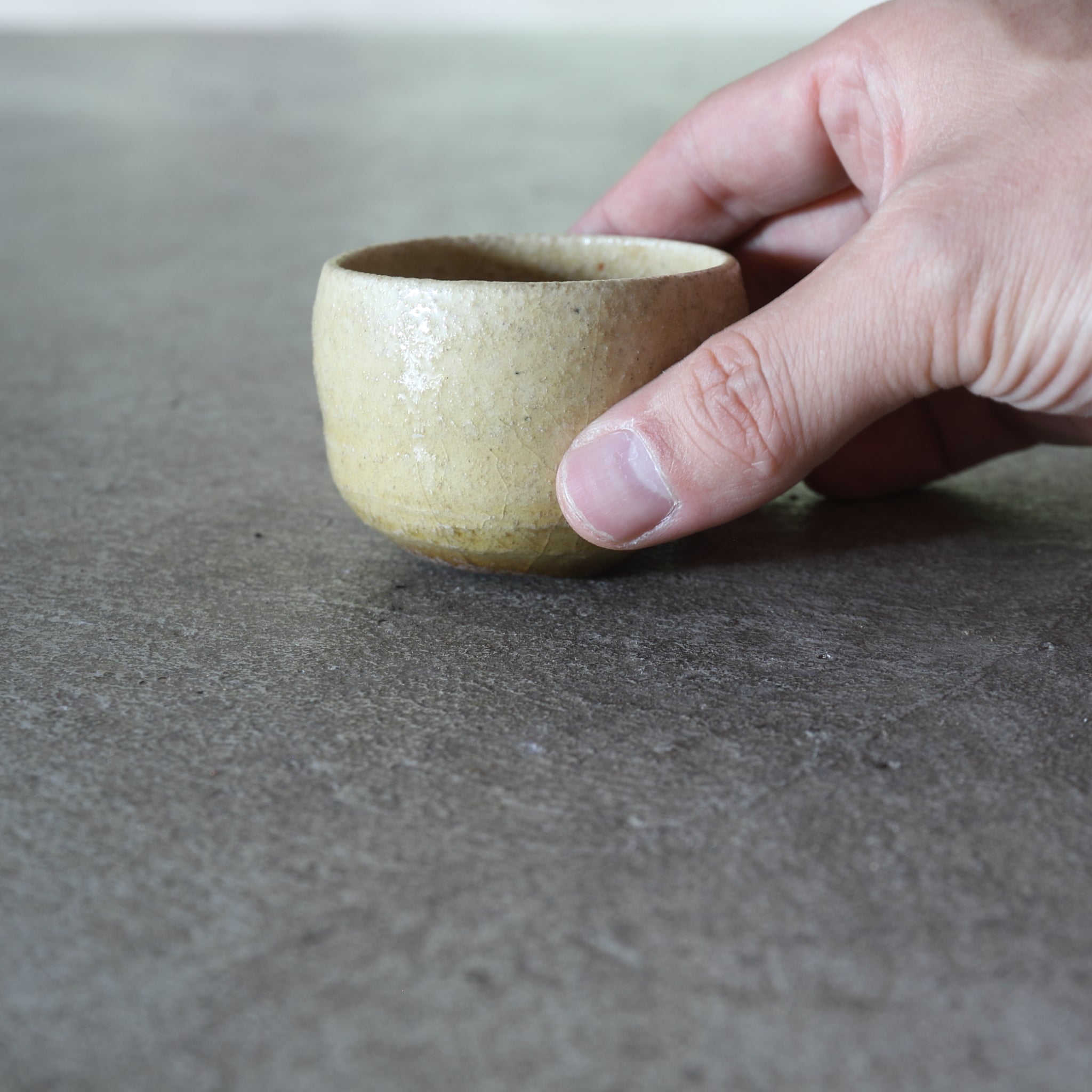 TAZA DE SAKE, Ki-Seto, Período Edo(1603–1867 d. C.)