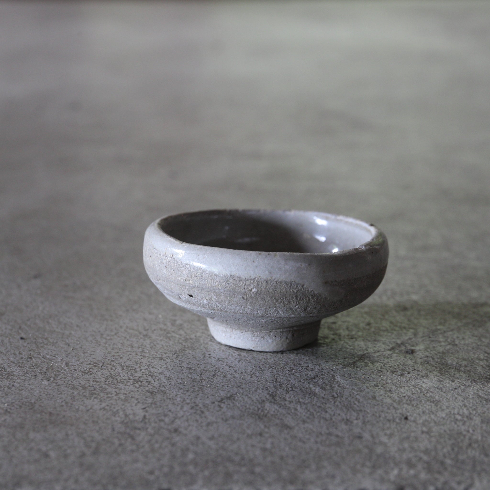 SAKE-SCHALE, Ko-Seto, ascheglasiert, Edo-Zeit(1603–1867 n. Chr.)