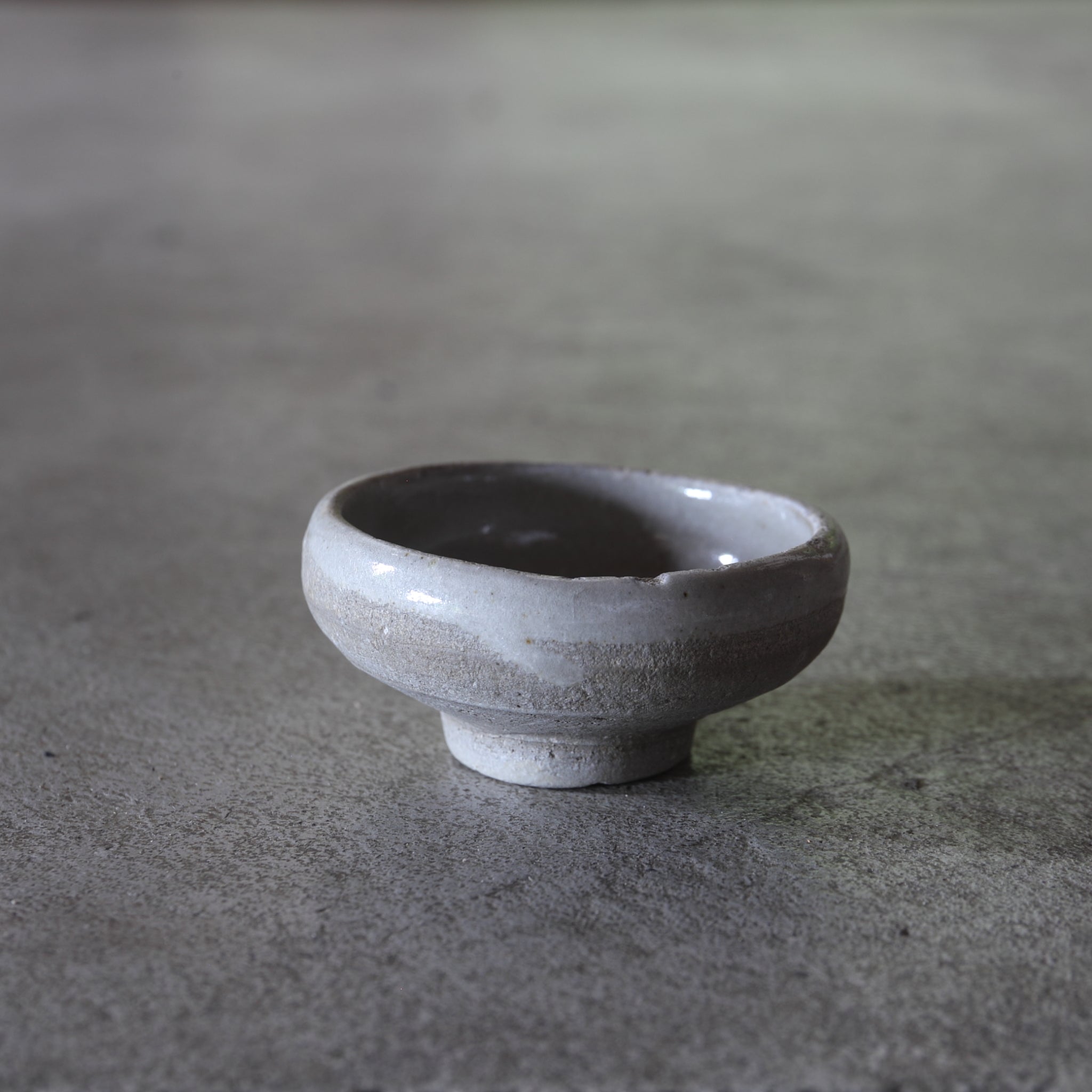SAKE-SCHALE, Ko-Seto, ascheglasiert, Edo-Zeit(1603–1867 n. Chr.)