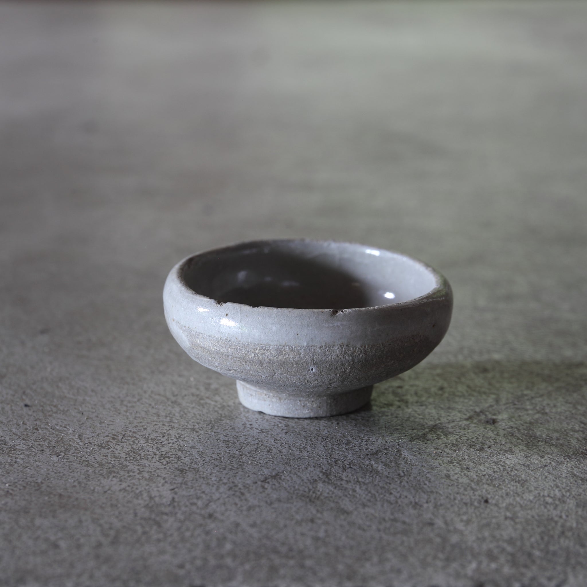 SAKE-SCHALE, Ko-Seto, ascheglasiert, Edo-Zeit(1603–1867 n. Chr.)
