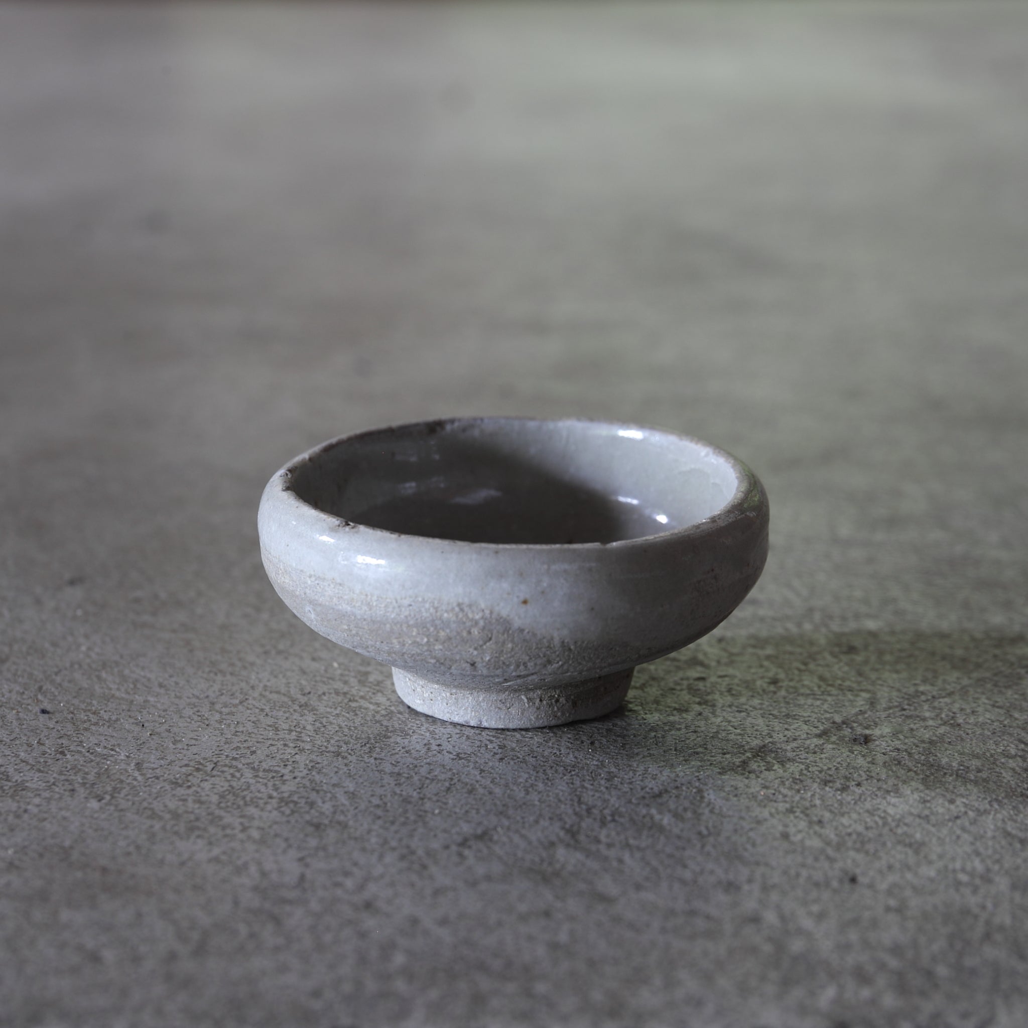 SAKE-SCHALE, Ko-Seto, ascheglasiert, Edo-Zeit(1603–1867 n. Chr.)