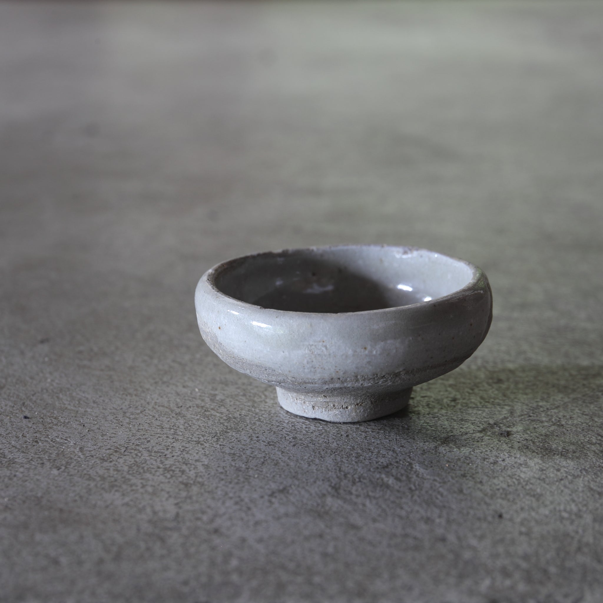 SAKE-SCHALE, Ko-Seto, ascheglasiert, Edo-Zeit(1603–1867 n. Chr.)